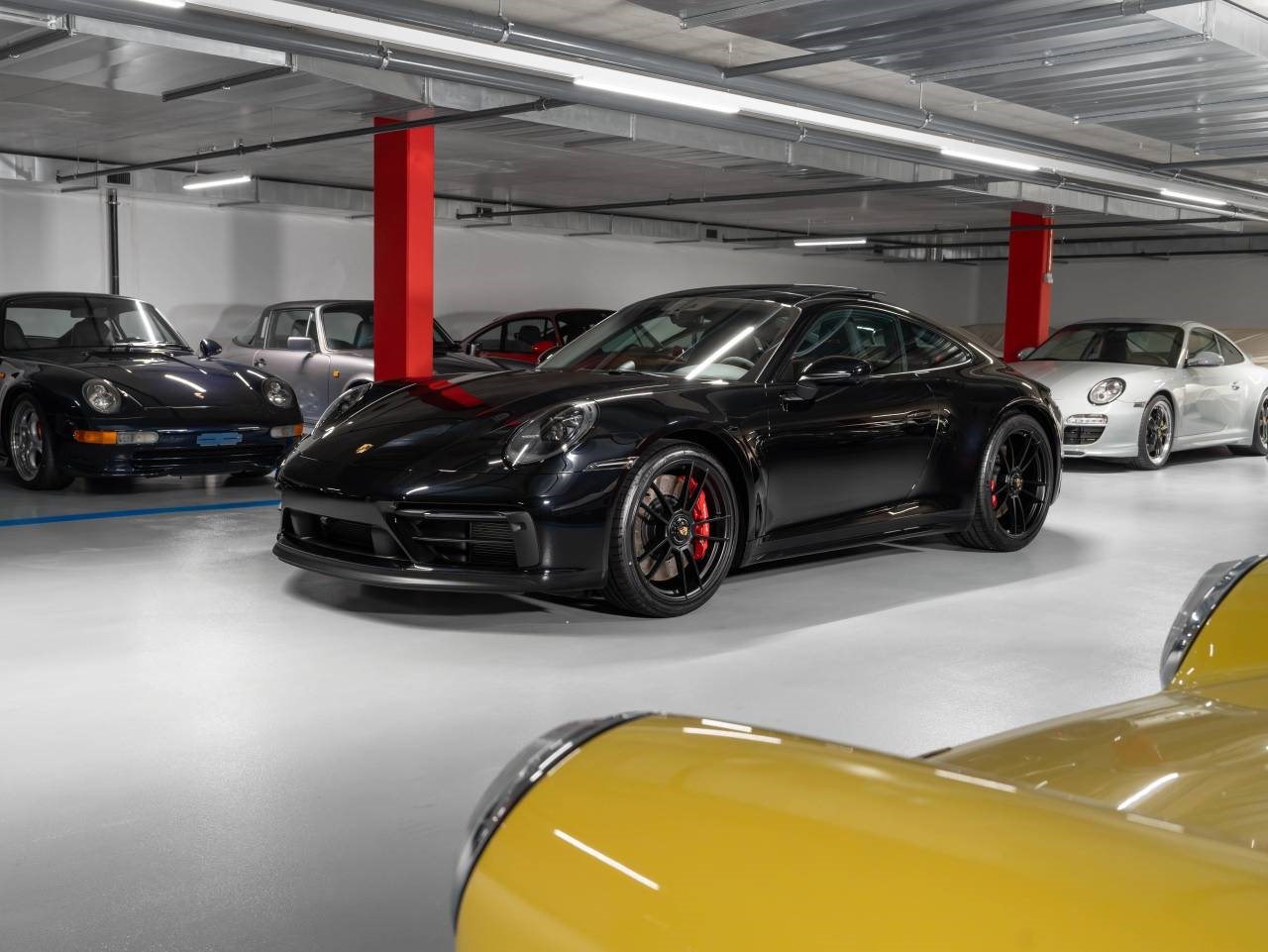 PORSCHE 911 Carrera 4 GTS