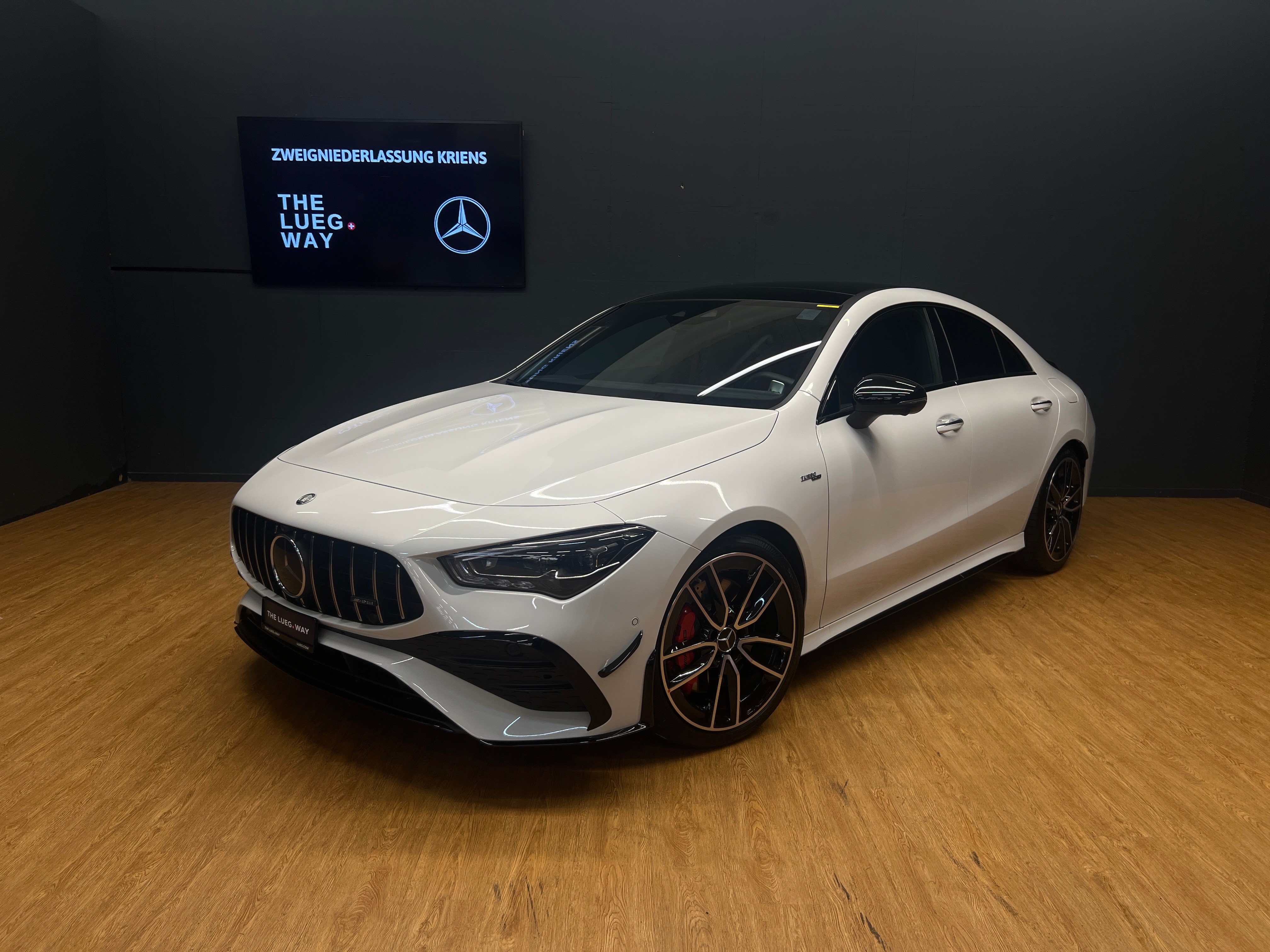 MERCEDES-BENZ CLA 35 AMG 4M - DISTRONIC / 360 Grad Kamera / Panorama-Dach / Sitzmemory