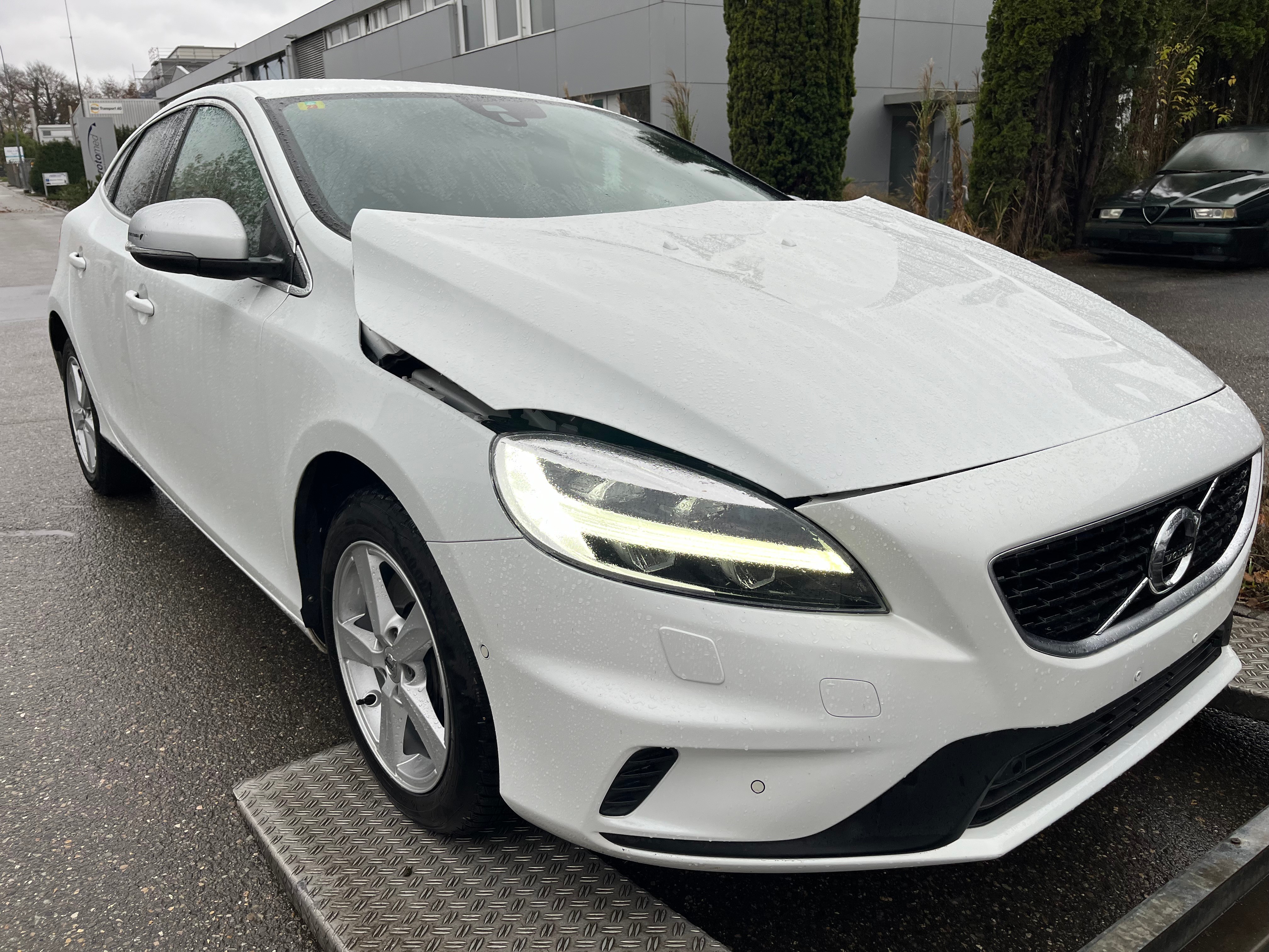 VOLVO V40 T2 Momentum R-Design