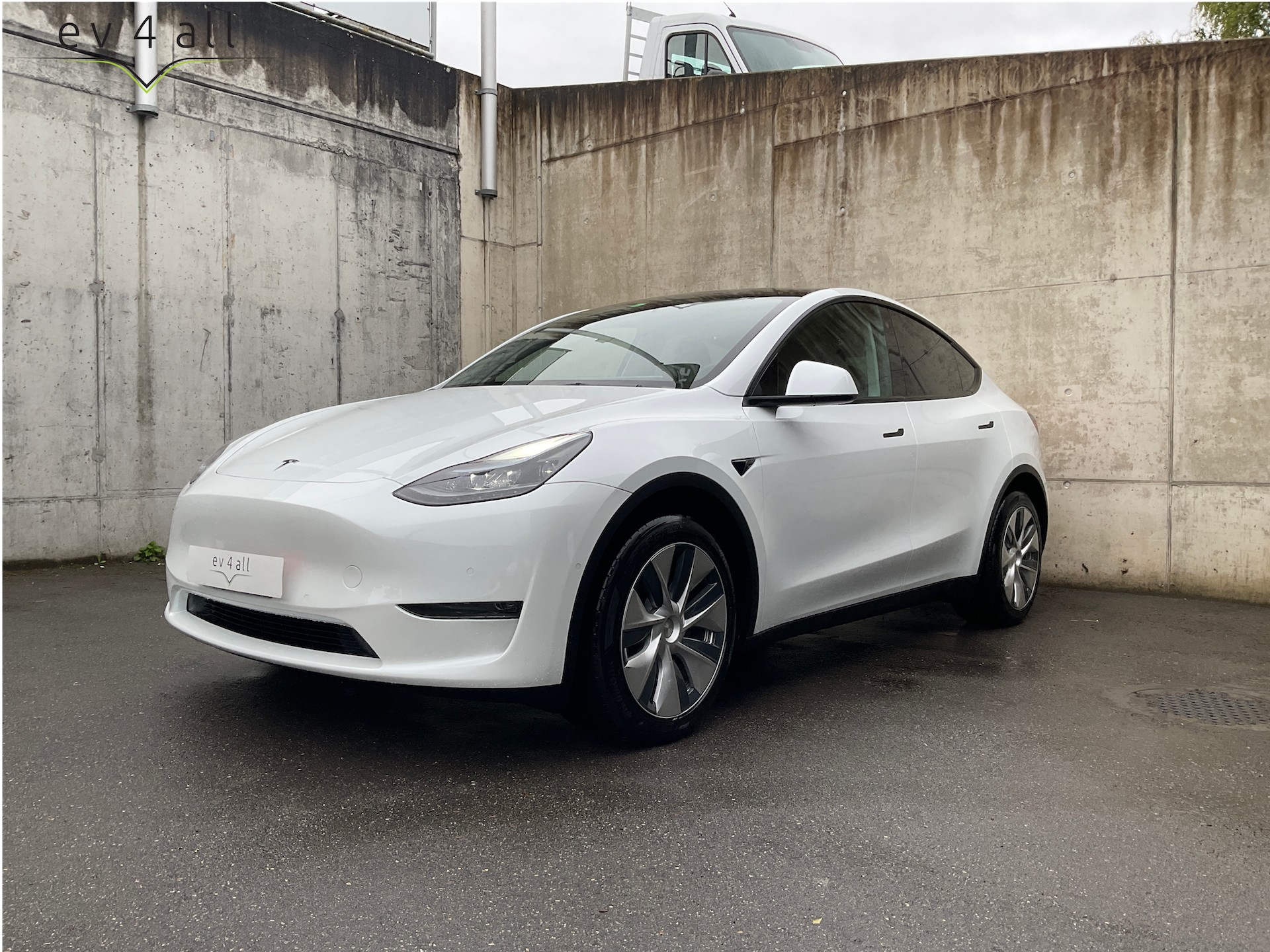 TESLA Model Y Long Range, 4x4, heat pump, USS, full warranty, panoramic roof, acceleration boost, AP3, MCU3 (AMD Ryzen)