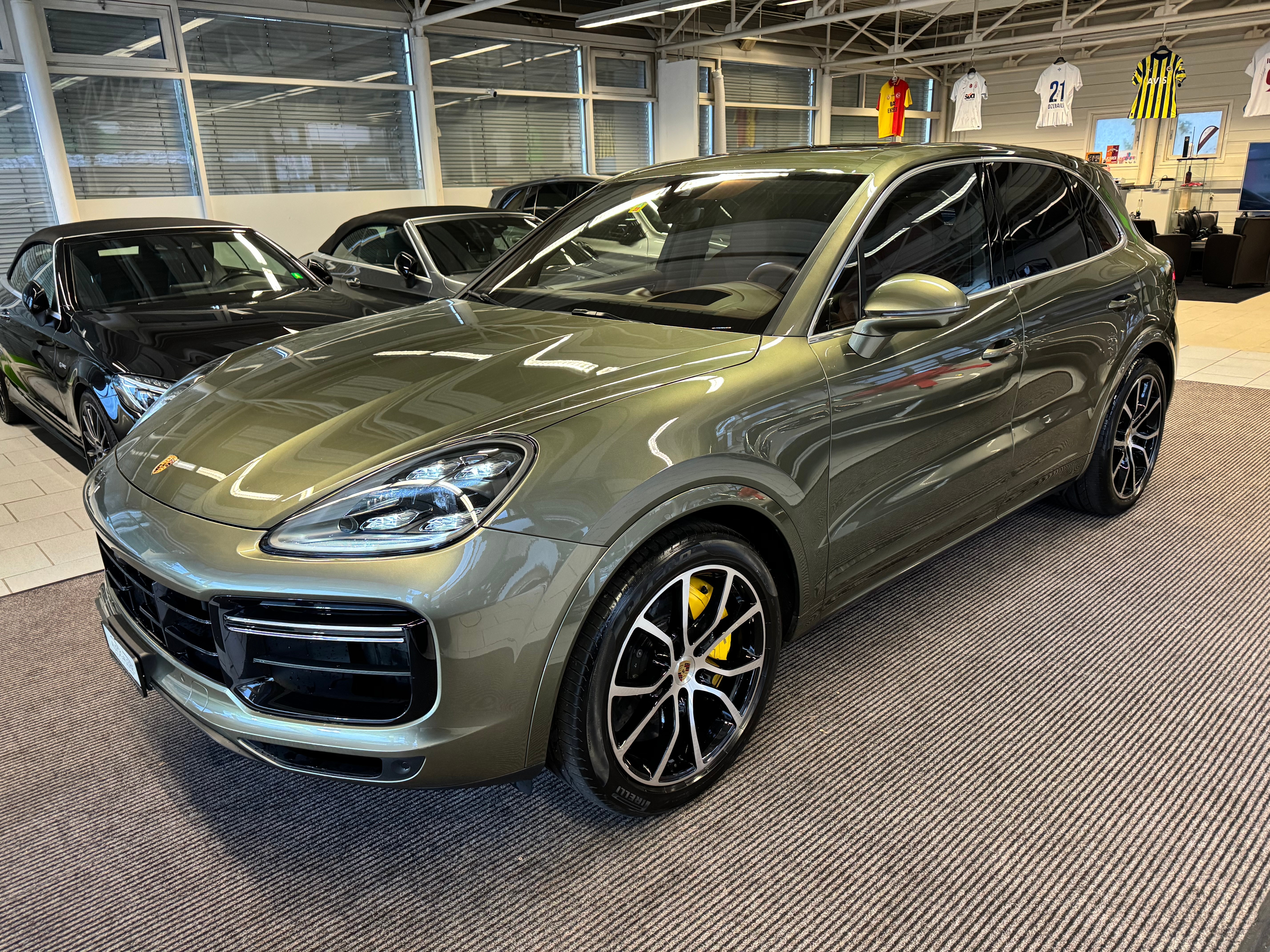 PORSCHE Cayenne Turbo | CH | 2+2 J. Gar. | SONDERLACKIERUNG Oakgreen | Leder Truffle Braun | NP: 245780.- |