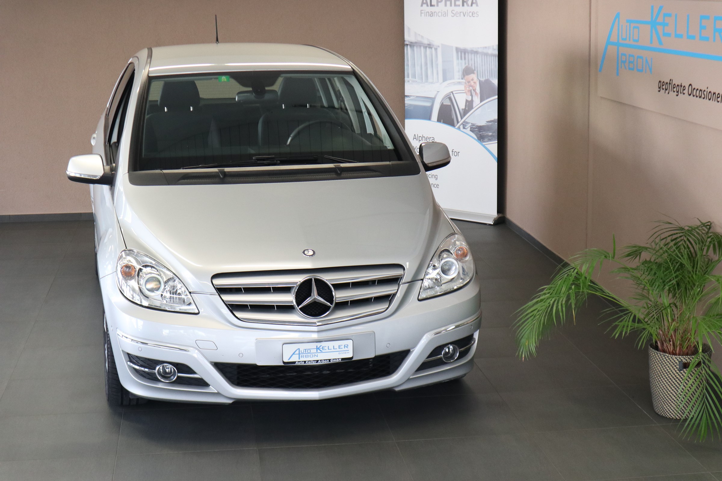 MERCEDES-BENZ B 180