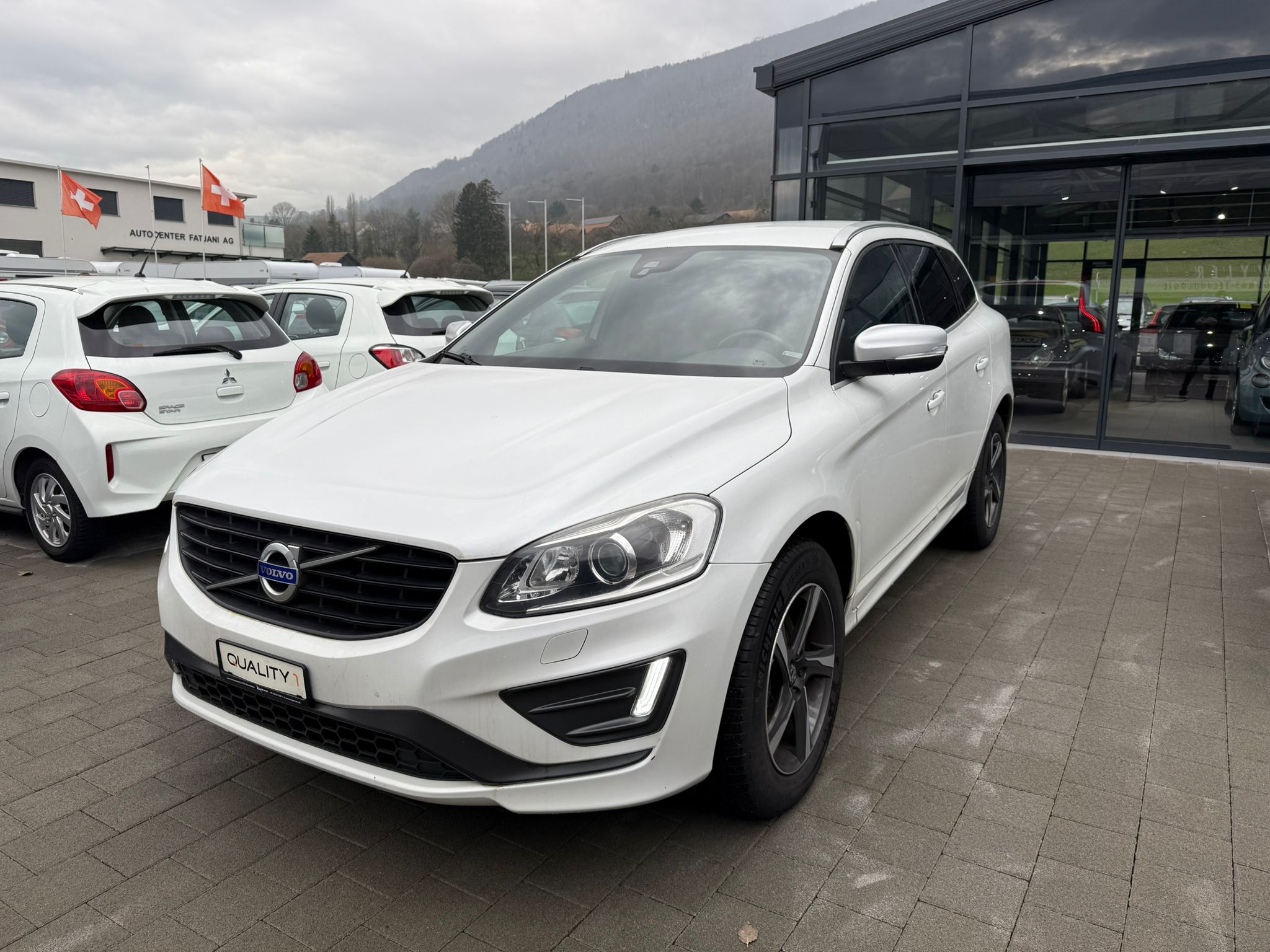 VOLVO XC60 D4 AWD Momentum R-Design Geartronic