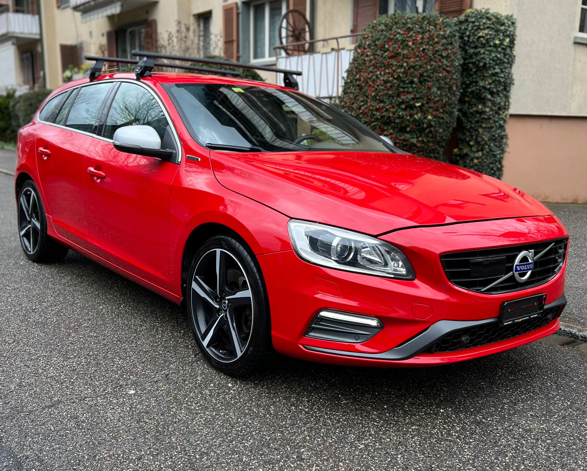 VOLVO V60 D6 AWD Plug-in Hybrid Momentum R-Design