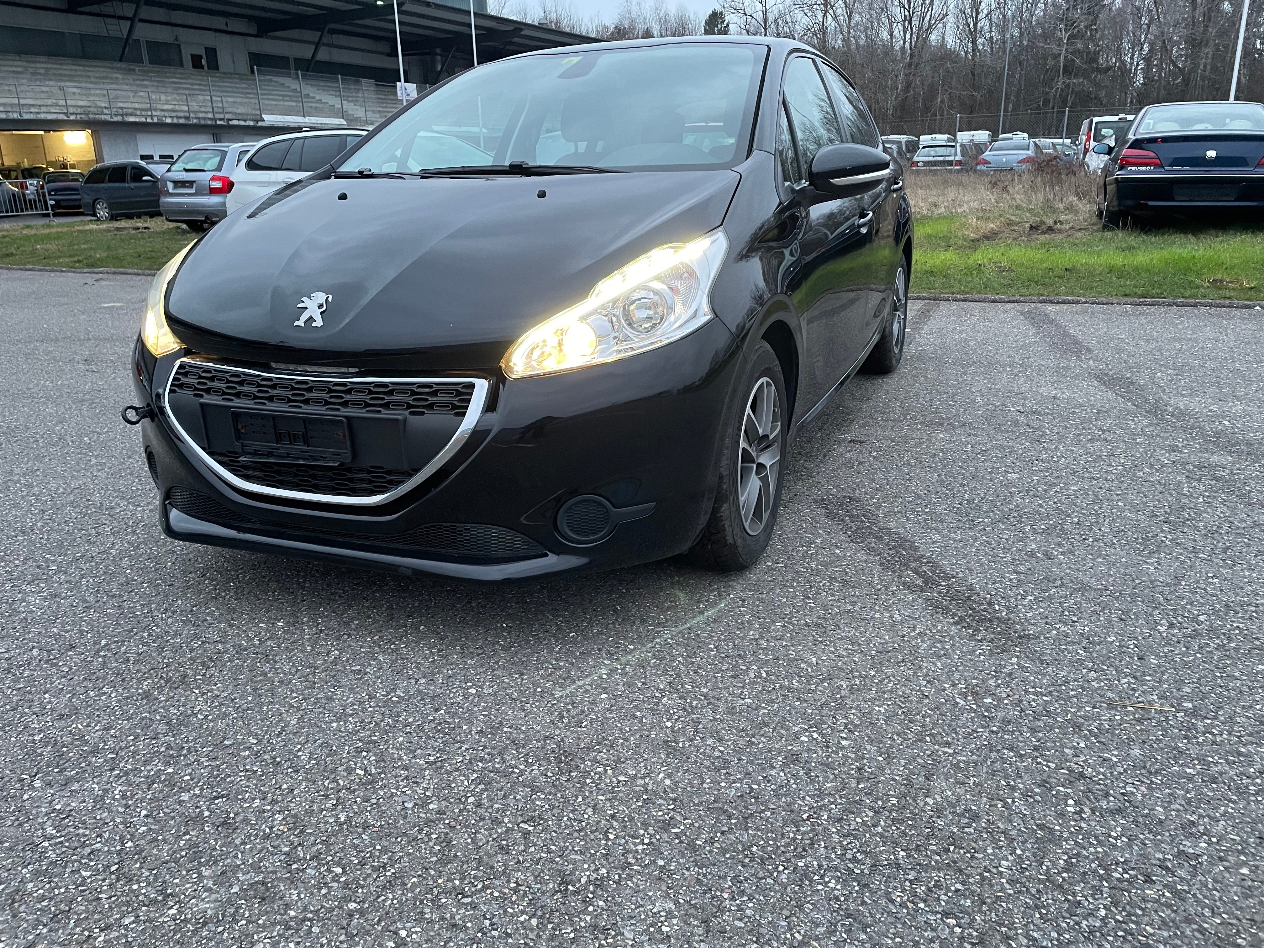 PEUGEOT 208 1.2 e-VTI Roland Garros EGS5