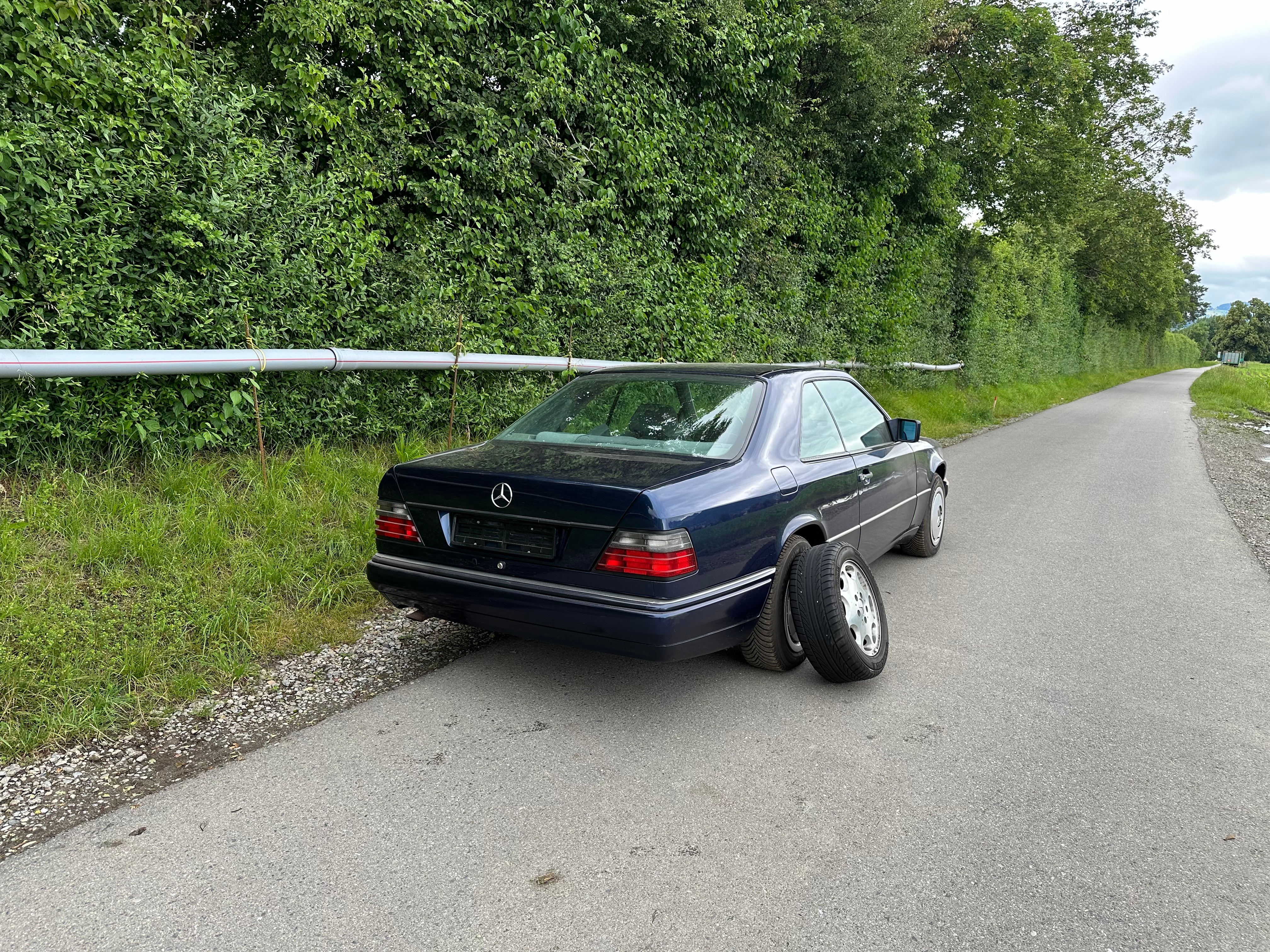 MERCEDES-BENZ E 220