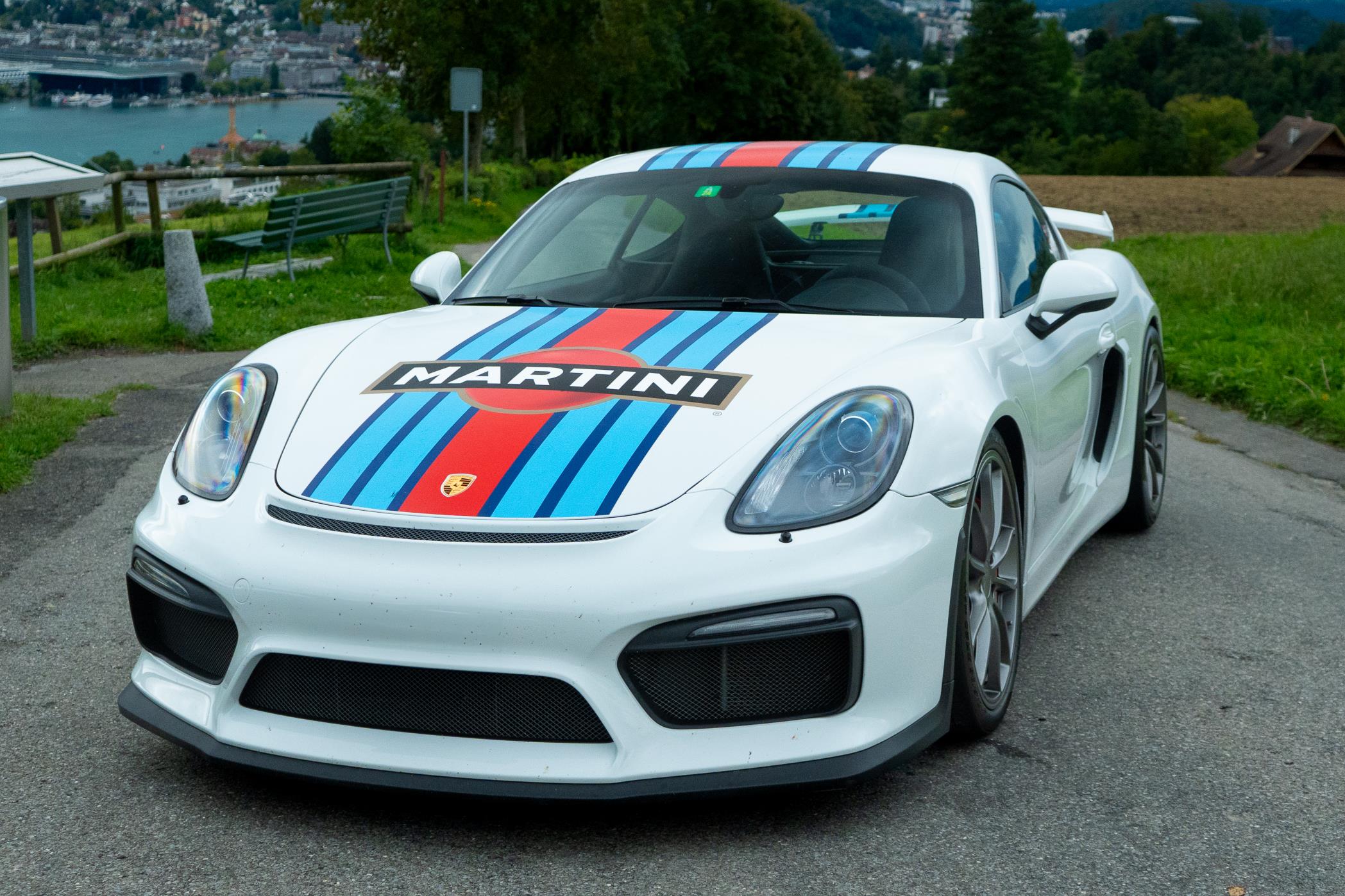 PORSCHE Cayman GT4