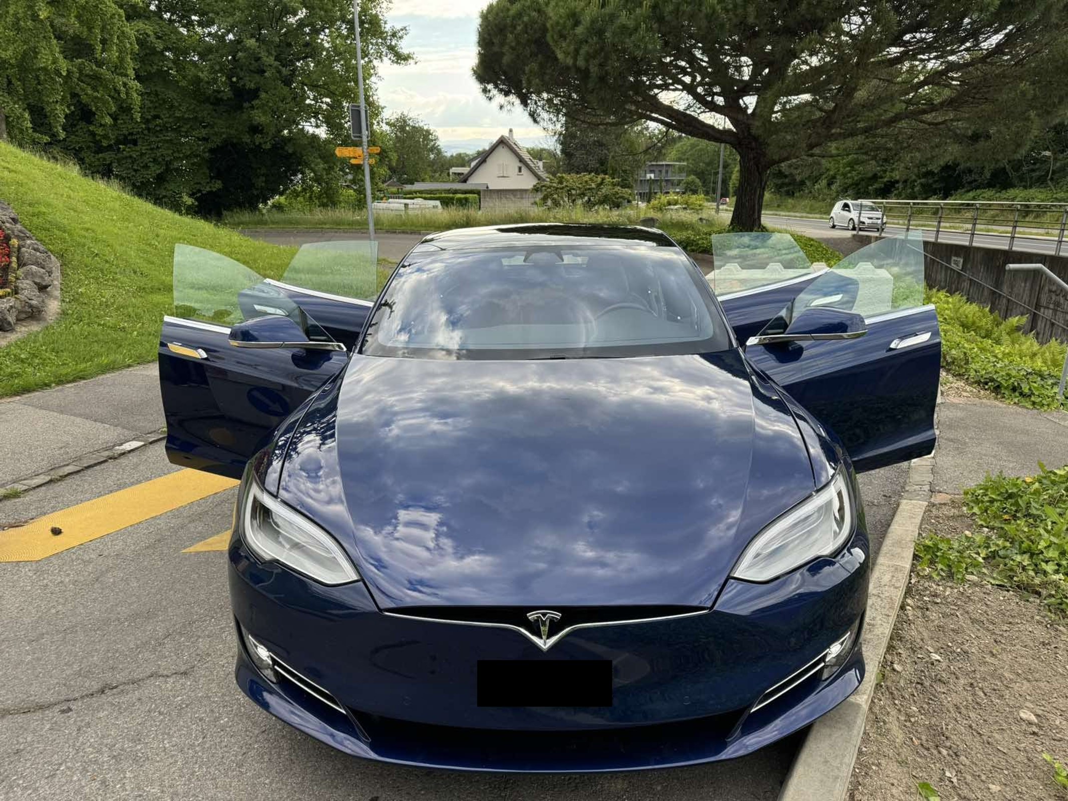 TESLA Model S 75 D