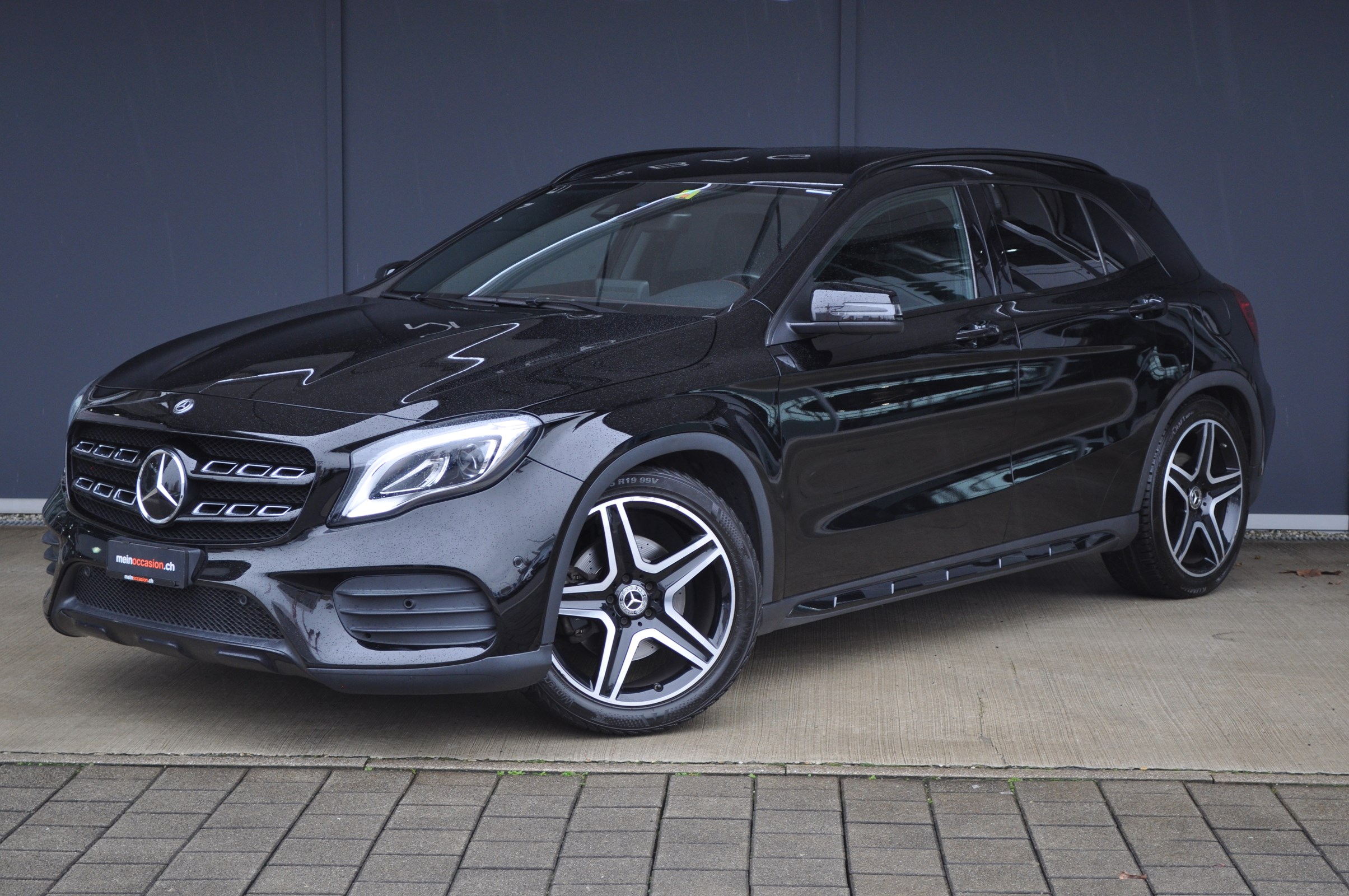 MERCEDES-BENZ GLA 250 AMG Line 4Matic