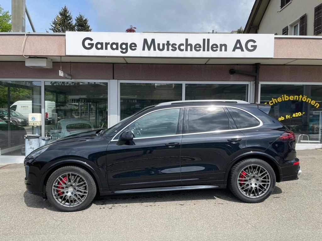 PORSCHE CAYENNE Facelift GTS 440PS All Black nur Porsche Service