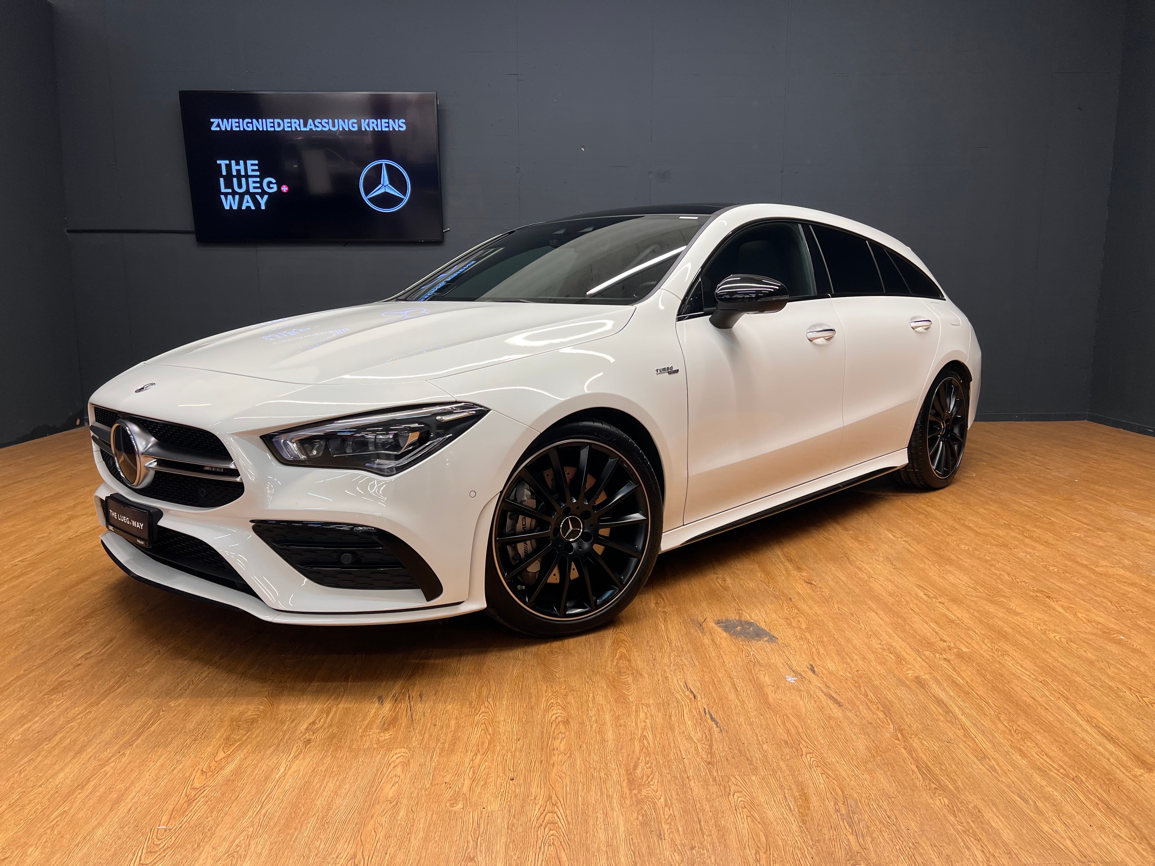 MERCEDES-BENZ CLA 35 4M - AMG - SB / DISTRONIC / 360 Grad Kamera / Panorama-Dach / AHK