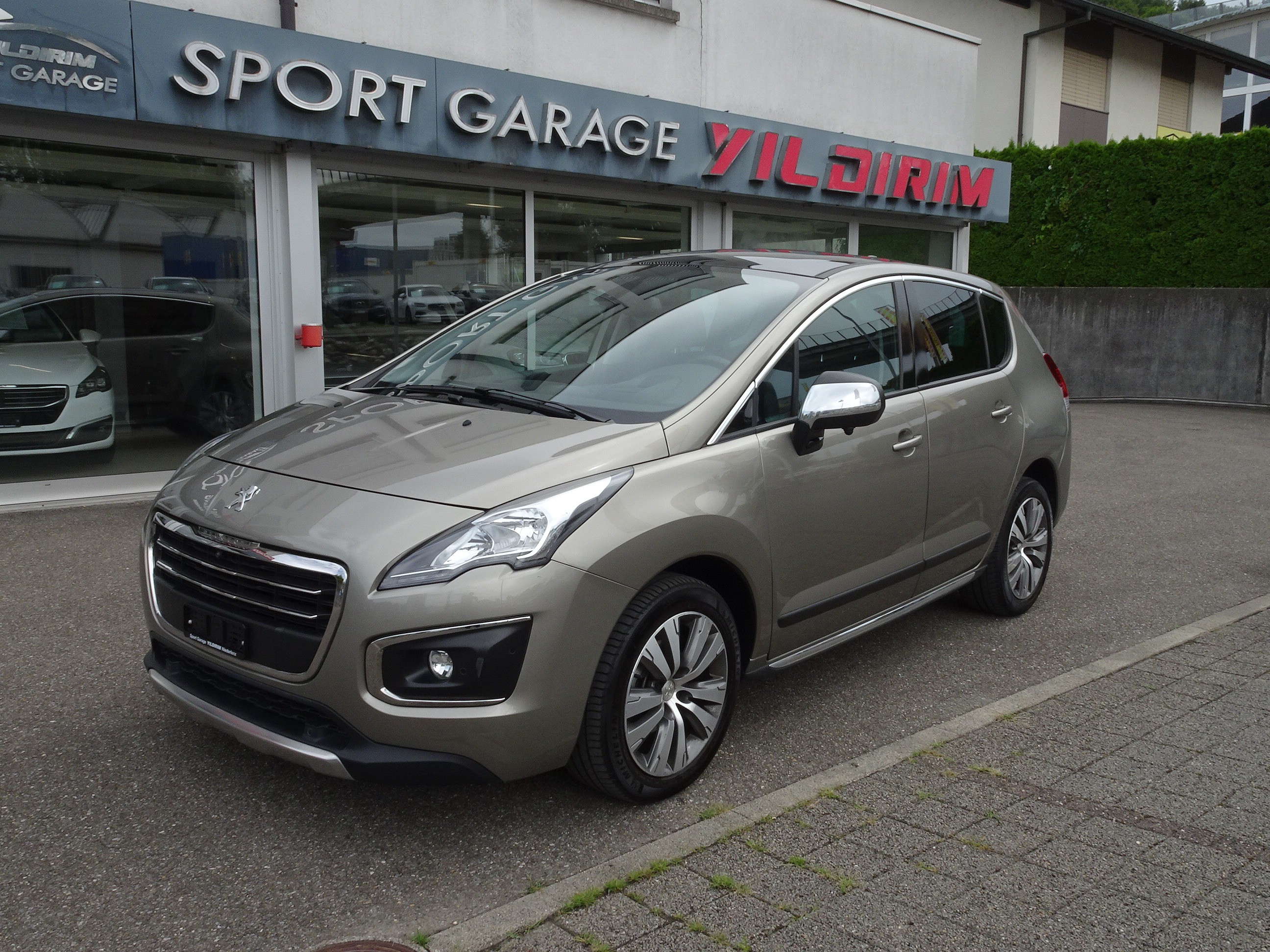 PEUGEOT 3008 1.2 Pure Tech Allure