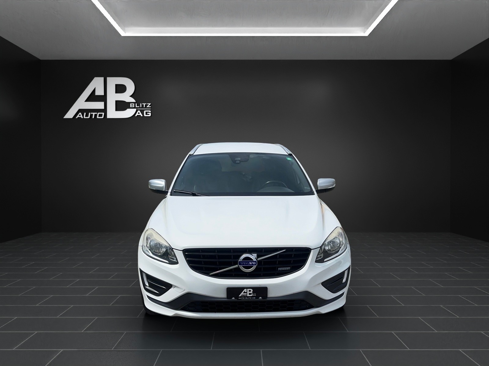 VOLVO XC60 D4 AWD Momentum R-Design Geartronic