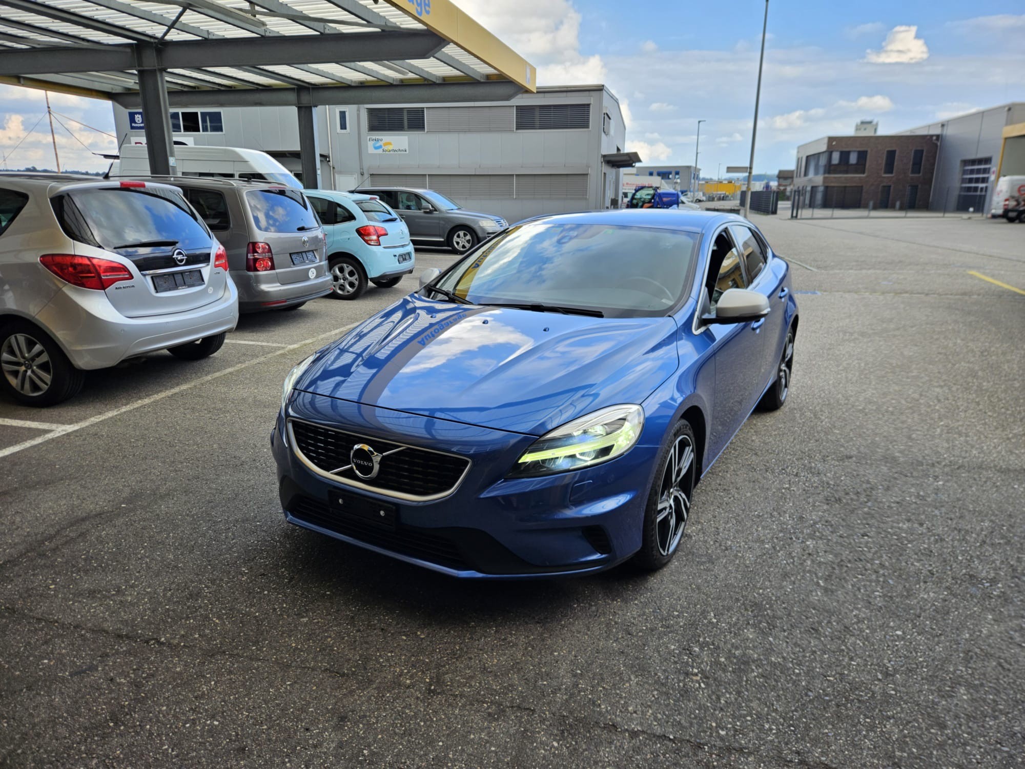 VOLVO V40 D2 Momentum R-Design Geartronic