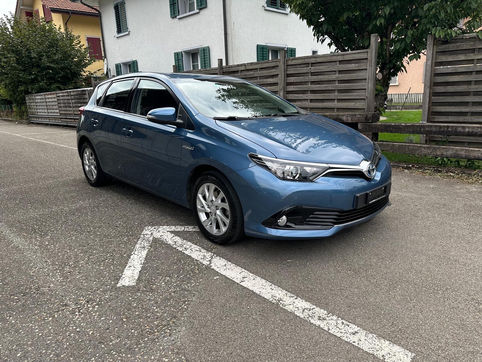 TOYOTA Auris 1.8 HSD Swiss Trend e-CVT