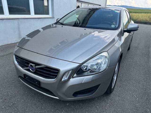 VOLVO V60 T4 Momentum Powershift