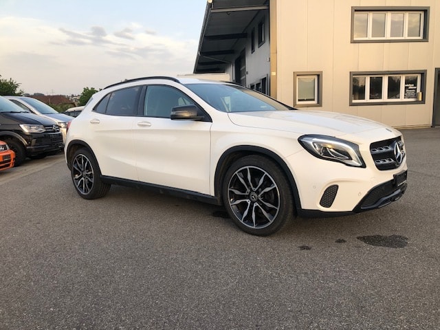 MERCEDES-BENZ GLA 200 Night Star 7G-DCT