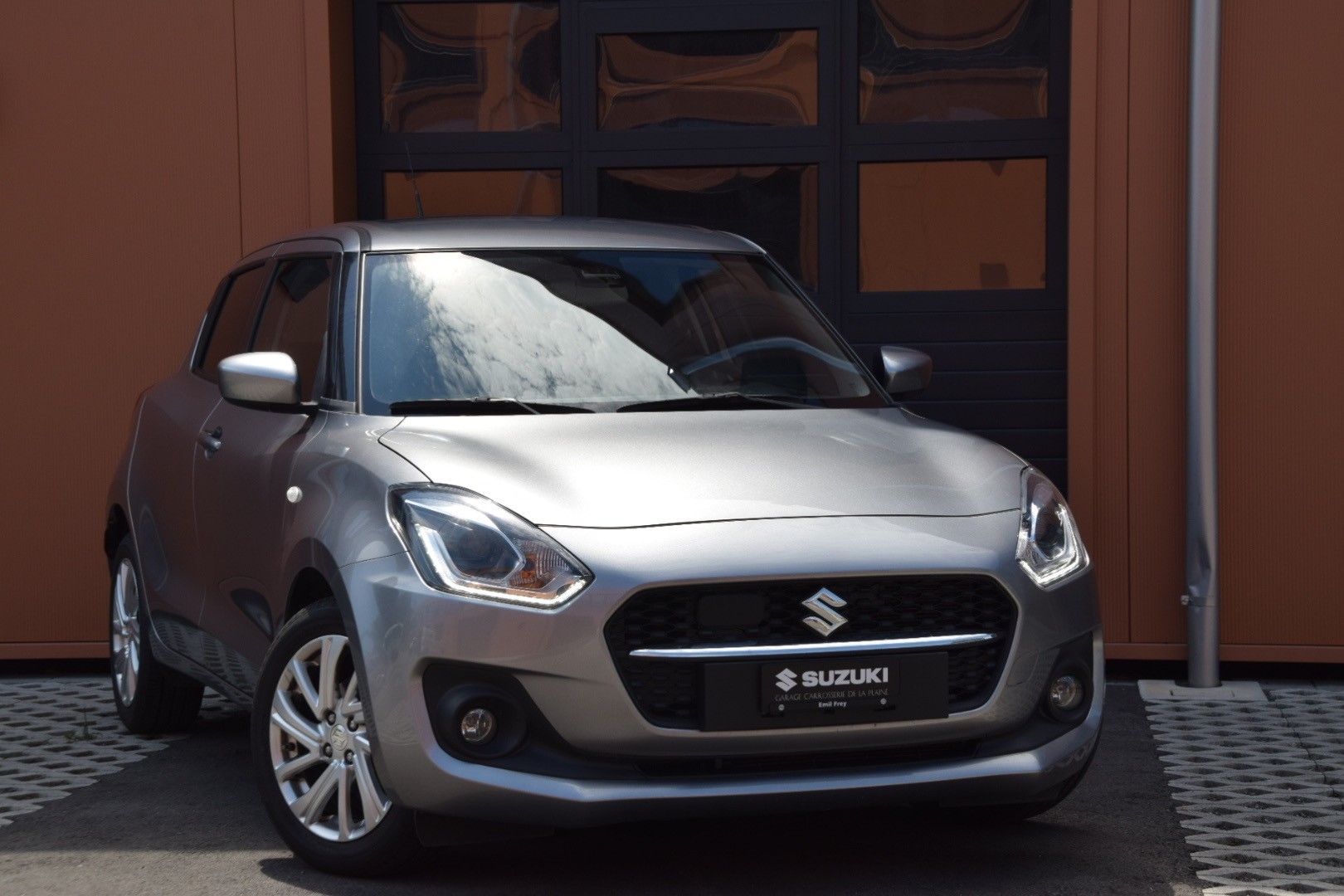 SUZUKI Swift 1.2 Compact + Hybrid CVT