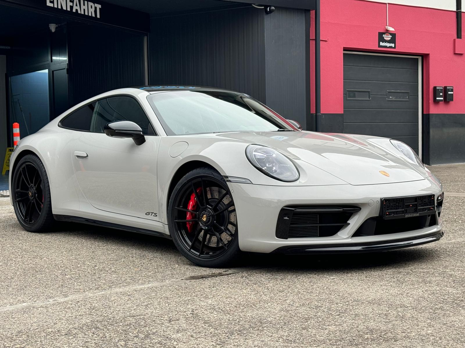 PORSCHE 911 Carrera 4 GTS