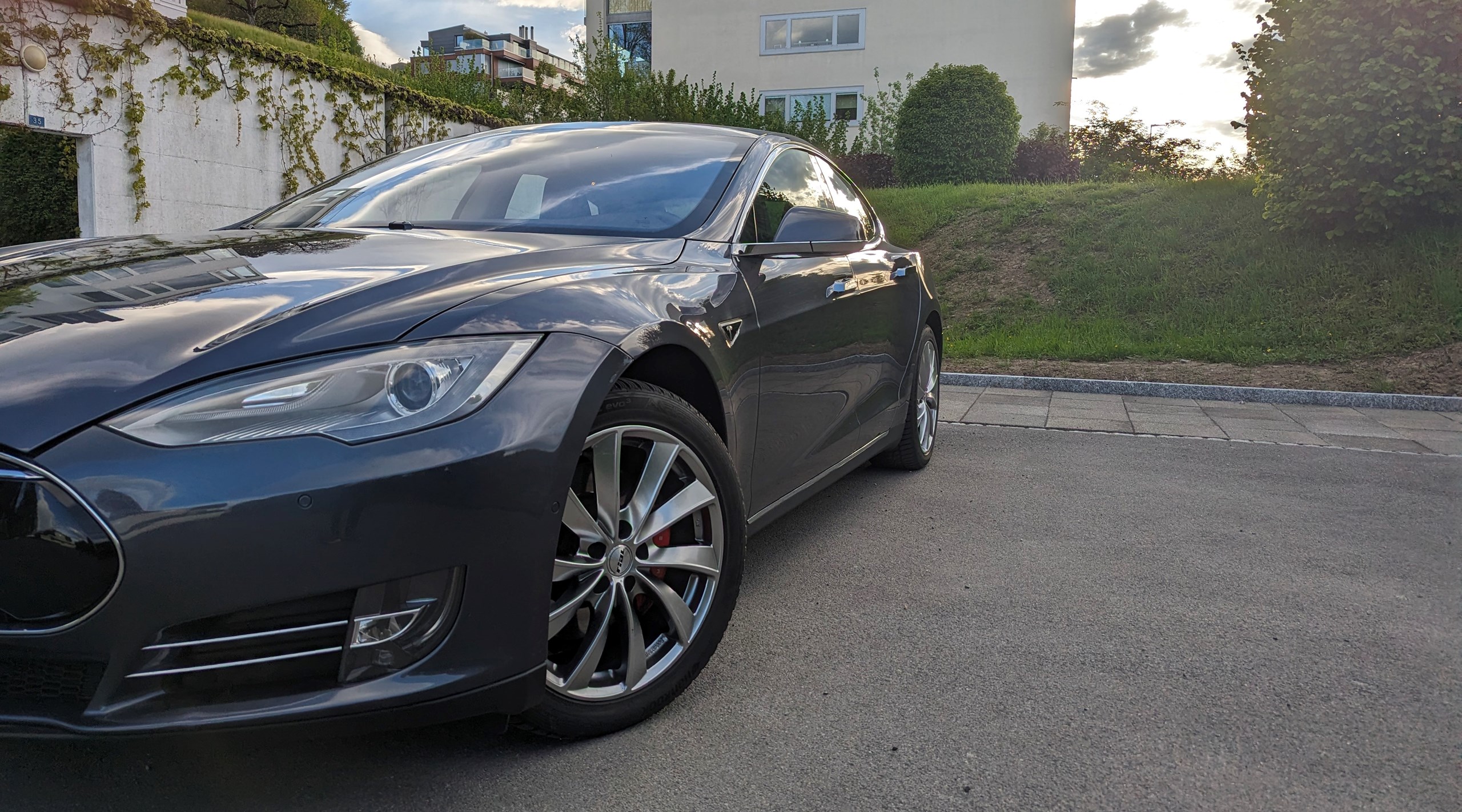 TESLA Model S 85 D Performance