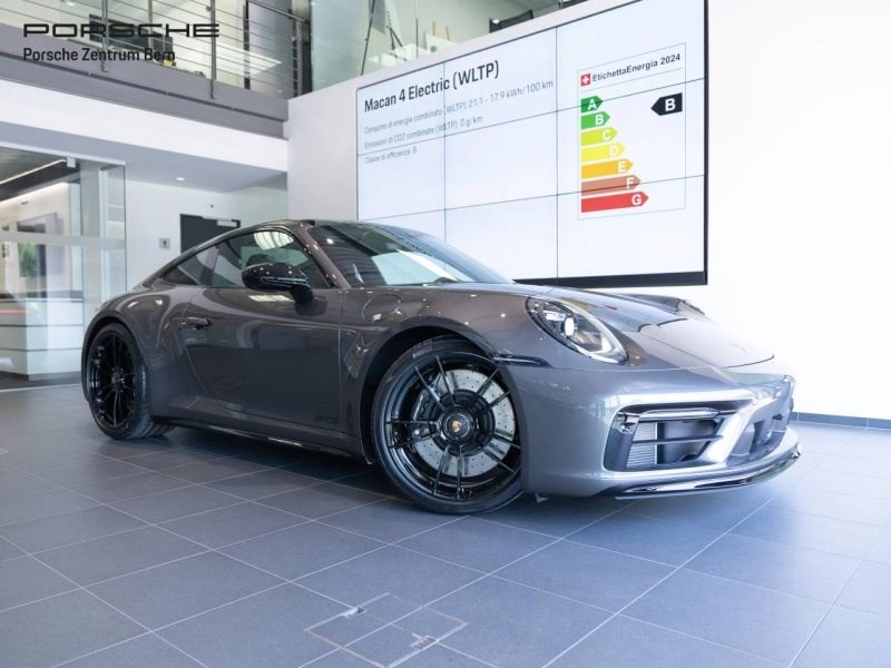 PORSCHE 911 Carrera 4 GTS