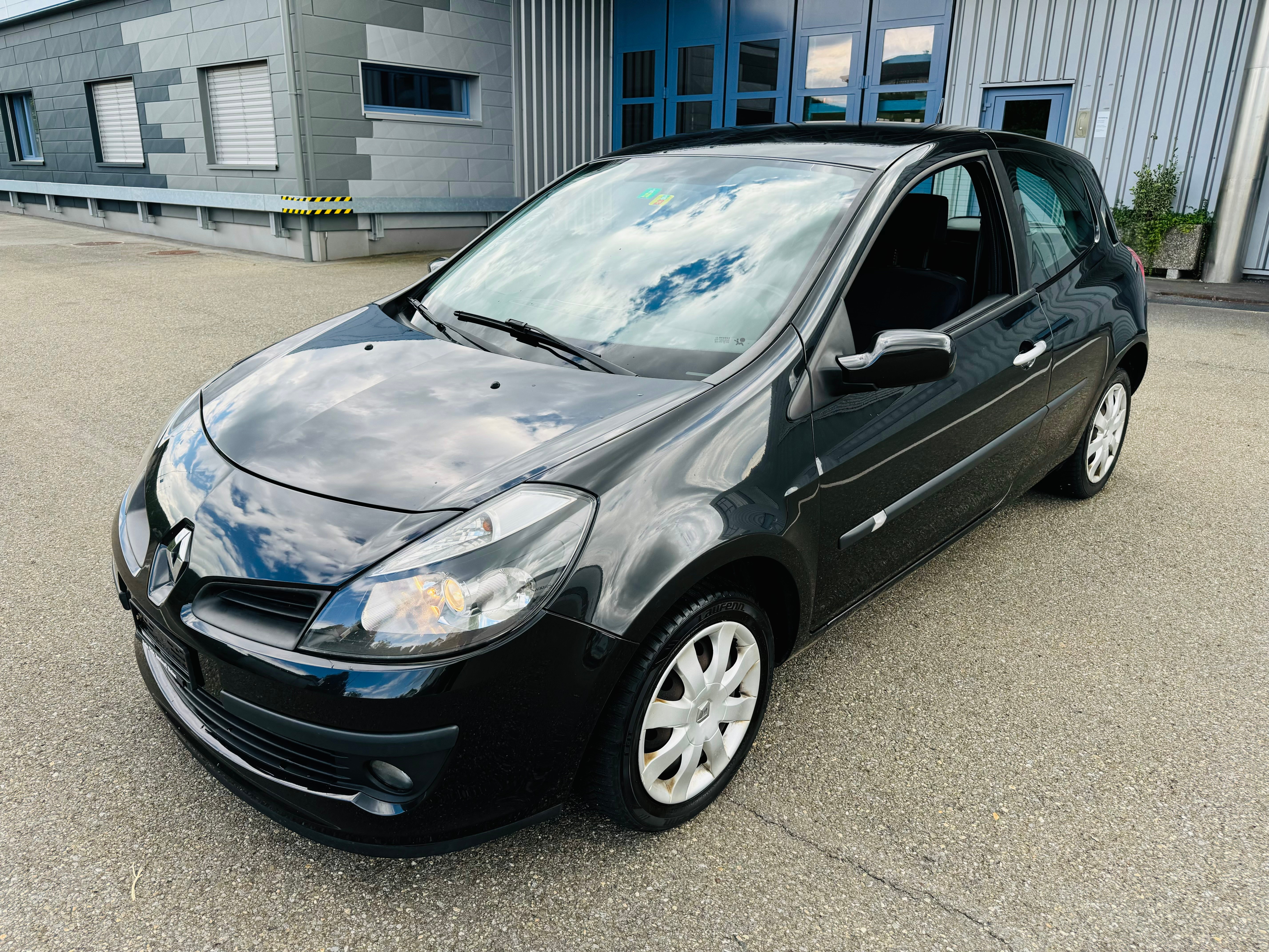 RENAULT Clio 1.4 16V Dynamique