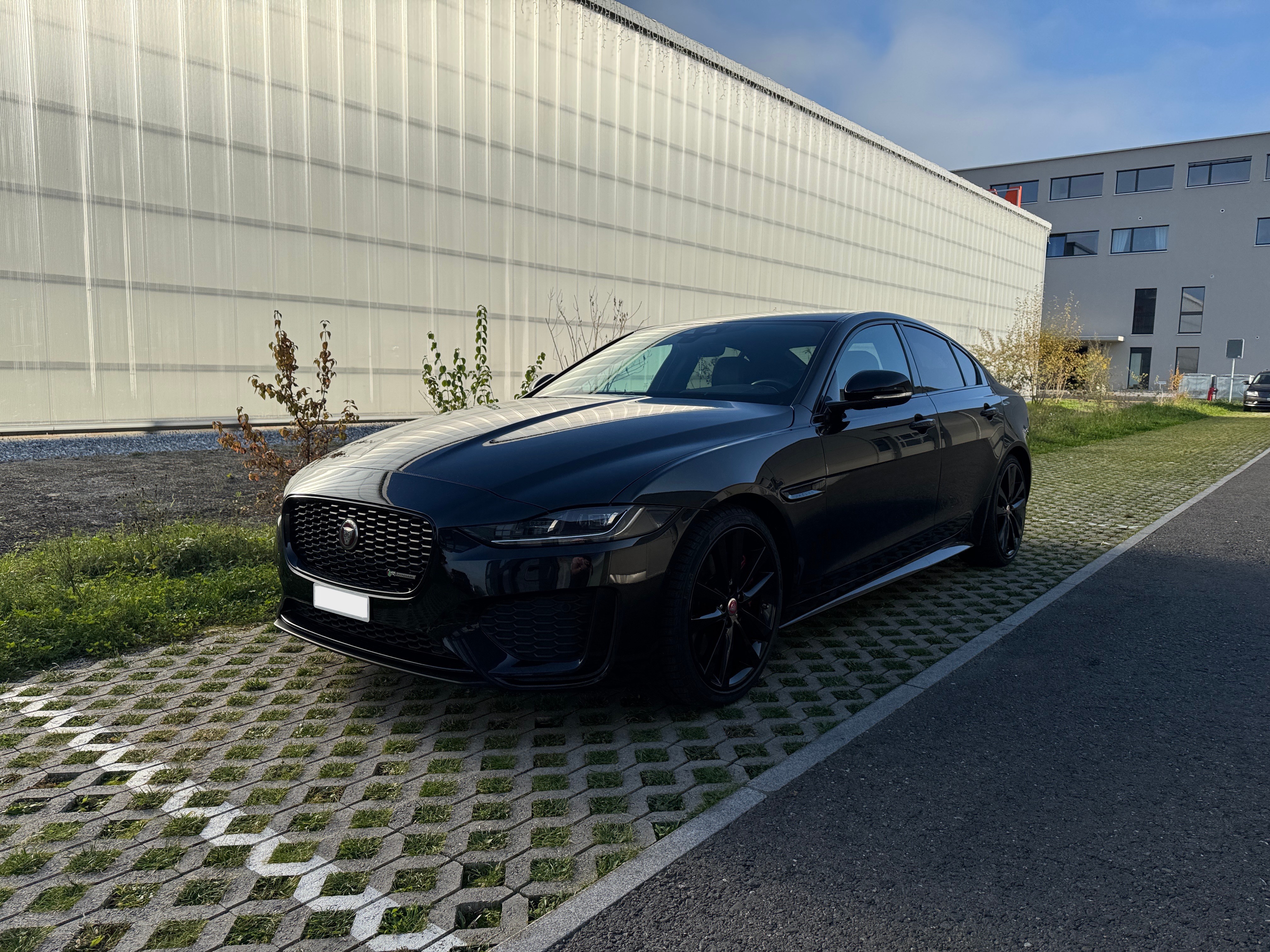 JAGUAR XE 2.0 R-Dynamic SE P250 RWD Automat