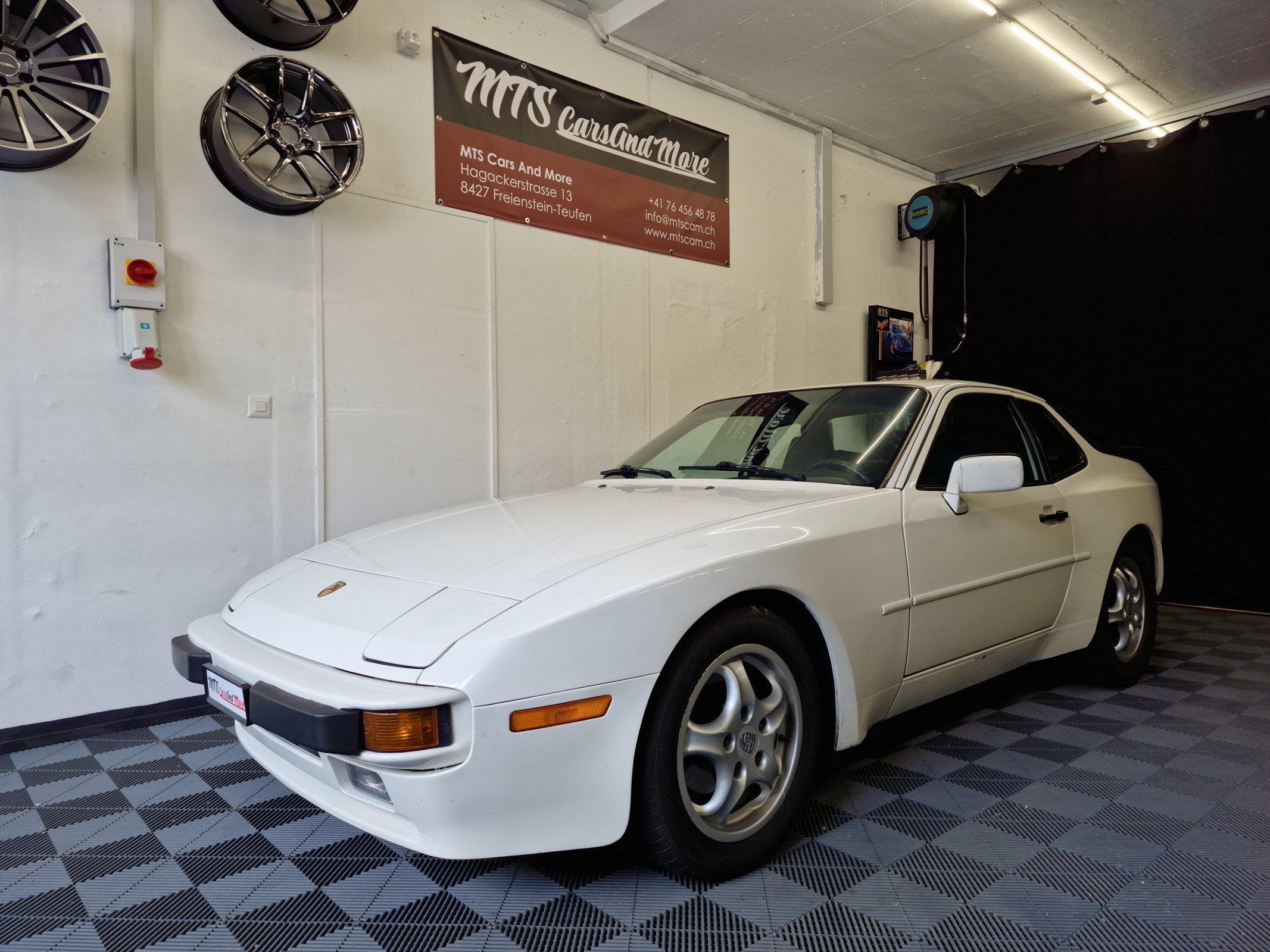 PORSCHE 944