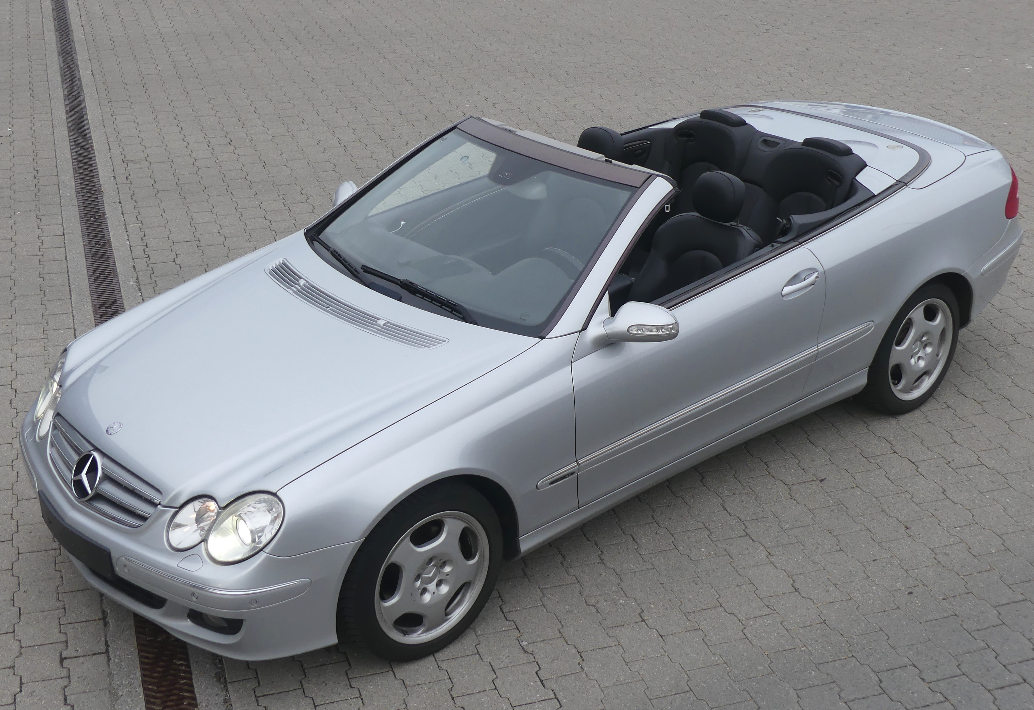 MERCEDES-BENZ CLK 200 K. Elégance