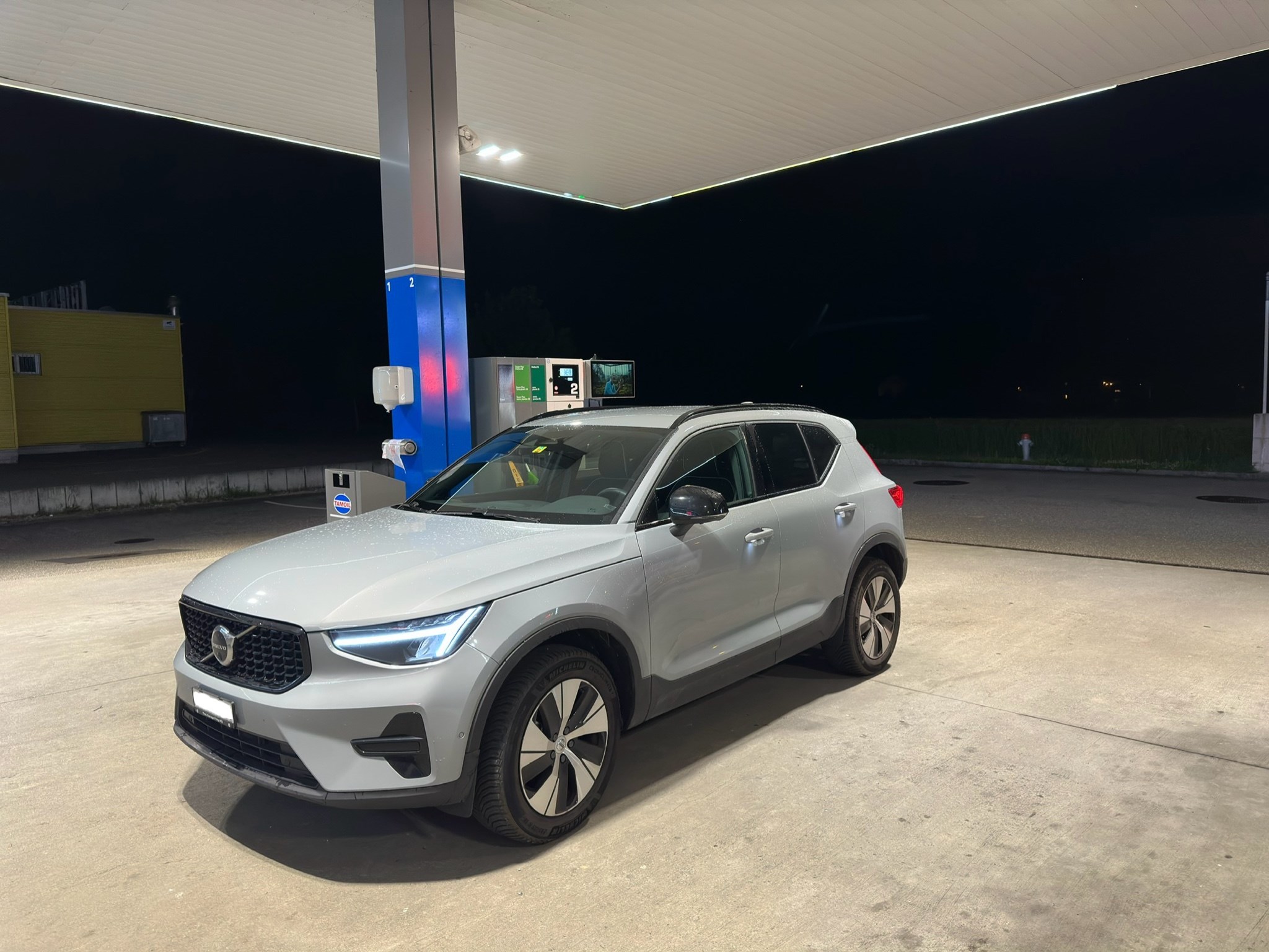 VOLVO XC40 B3 Benzin Mild Hybrid Plus Dark DCT