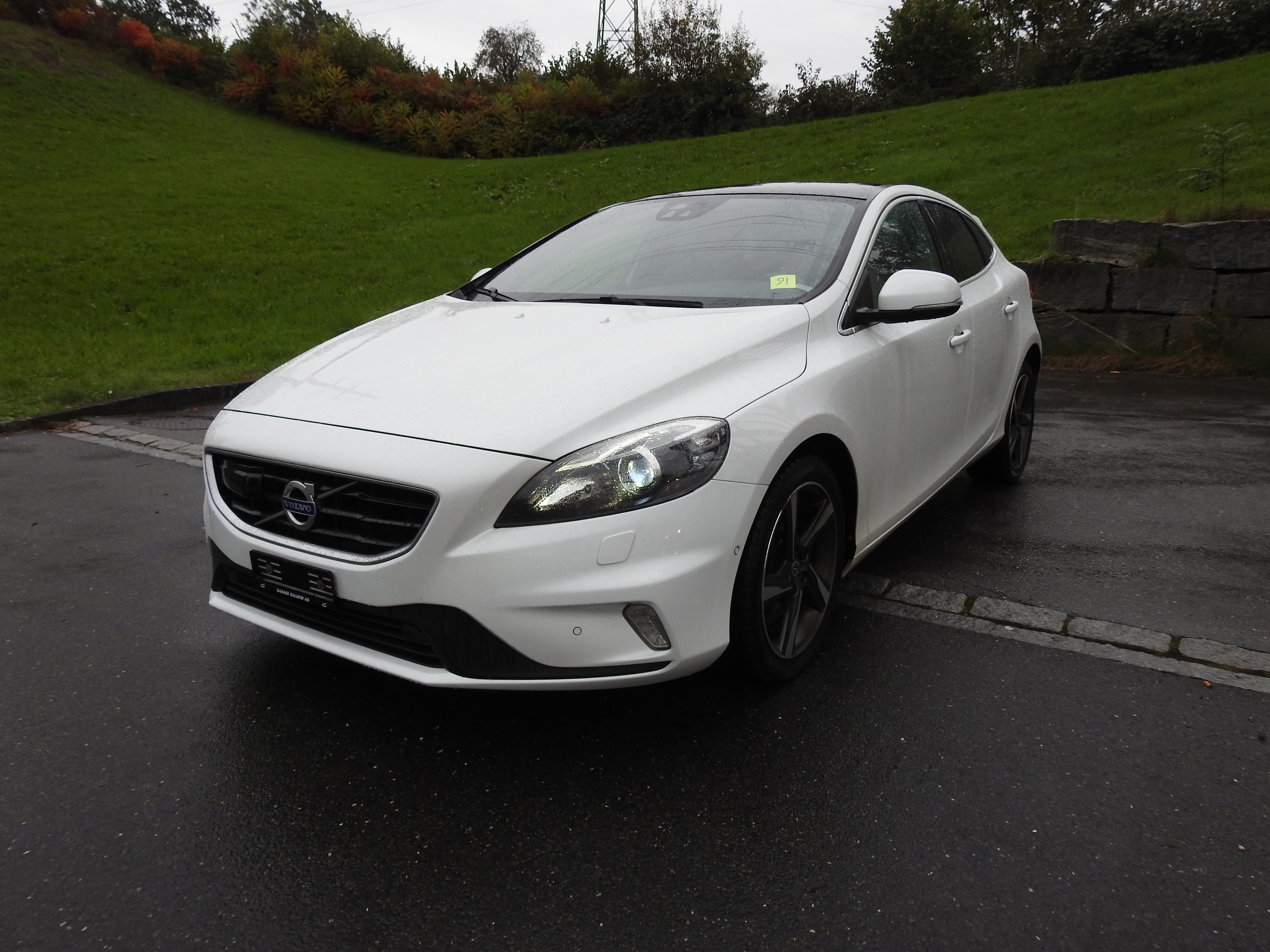 VOLVO V40 D4 Momentum R-Design Geartronic