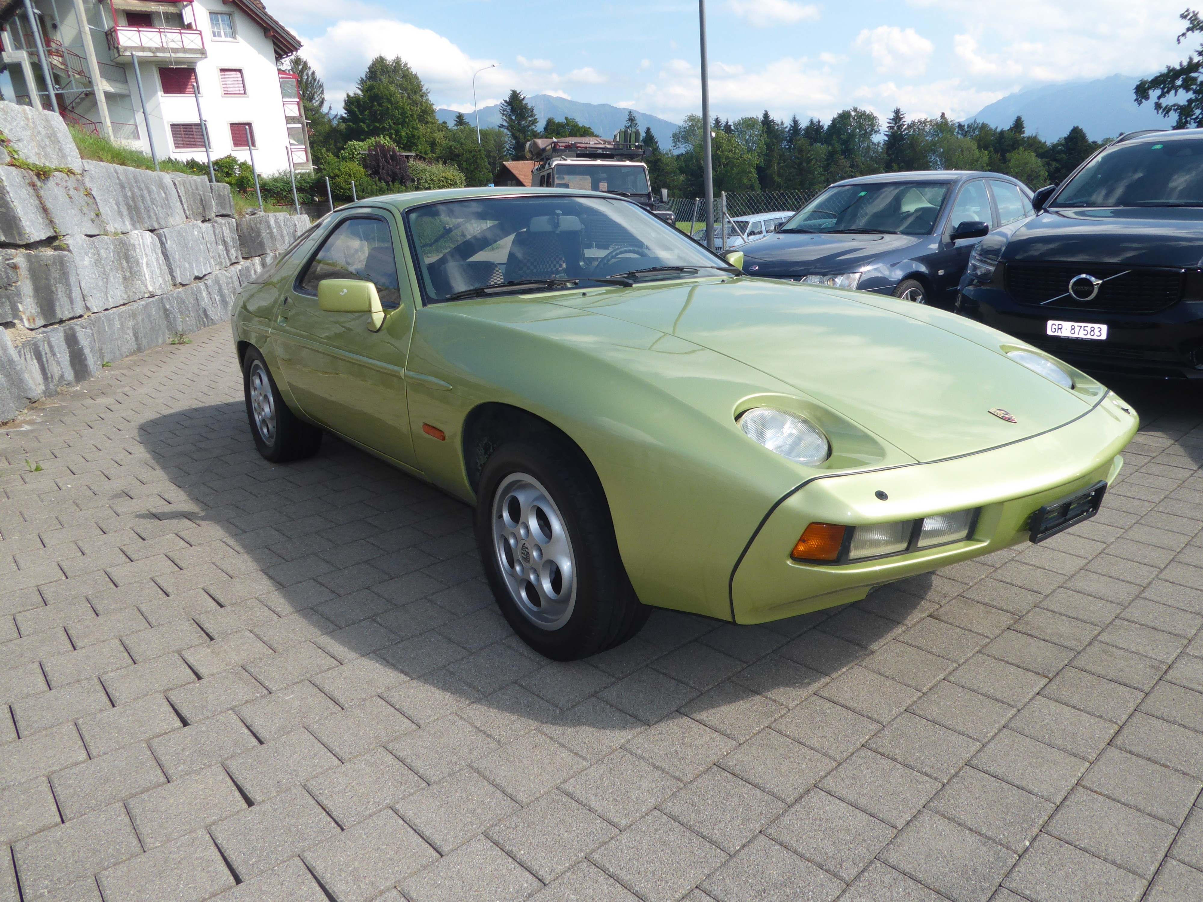 PORSCHE 928