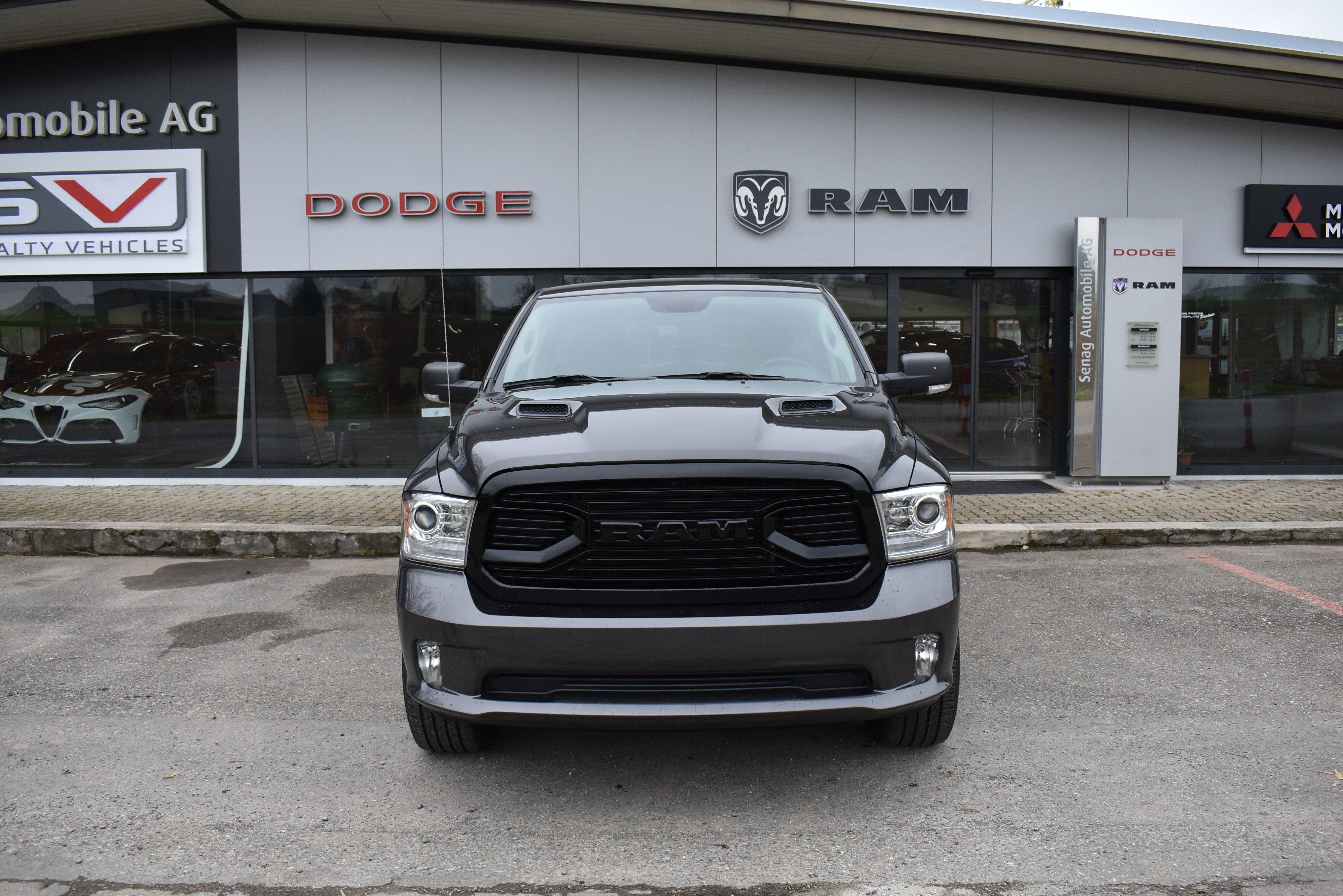 DODGE Ram 1500 Laramie Night Edition