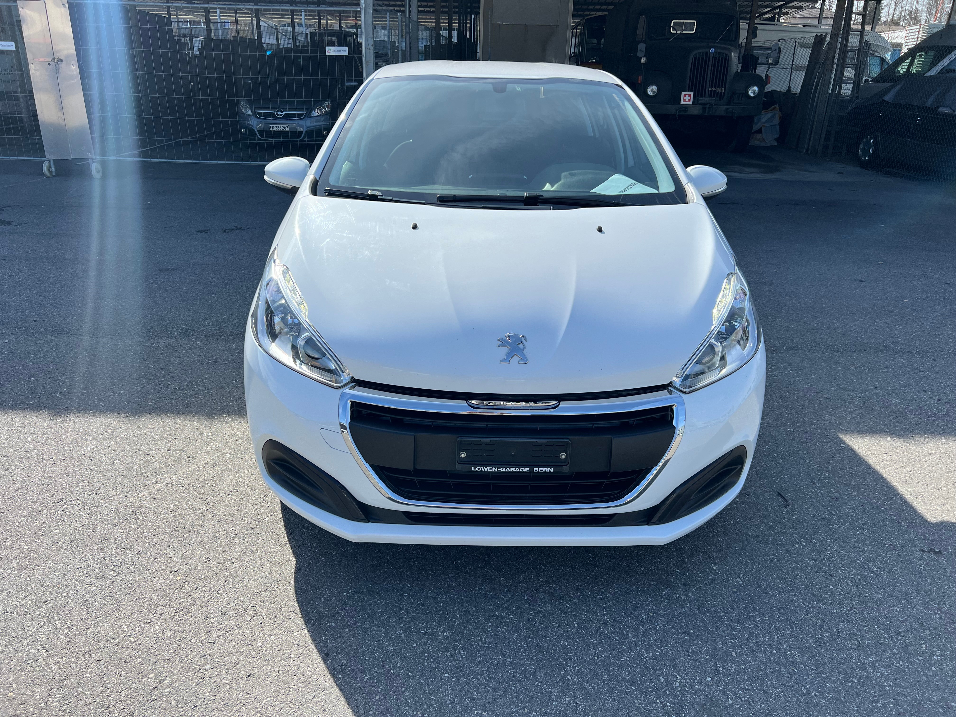 PEUGEOT 208