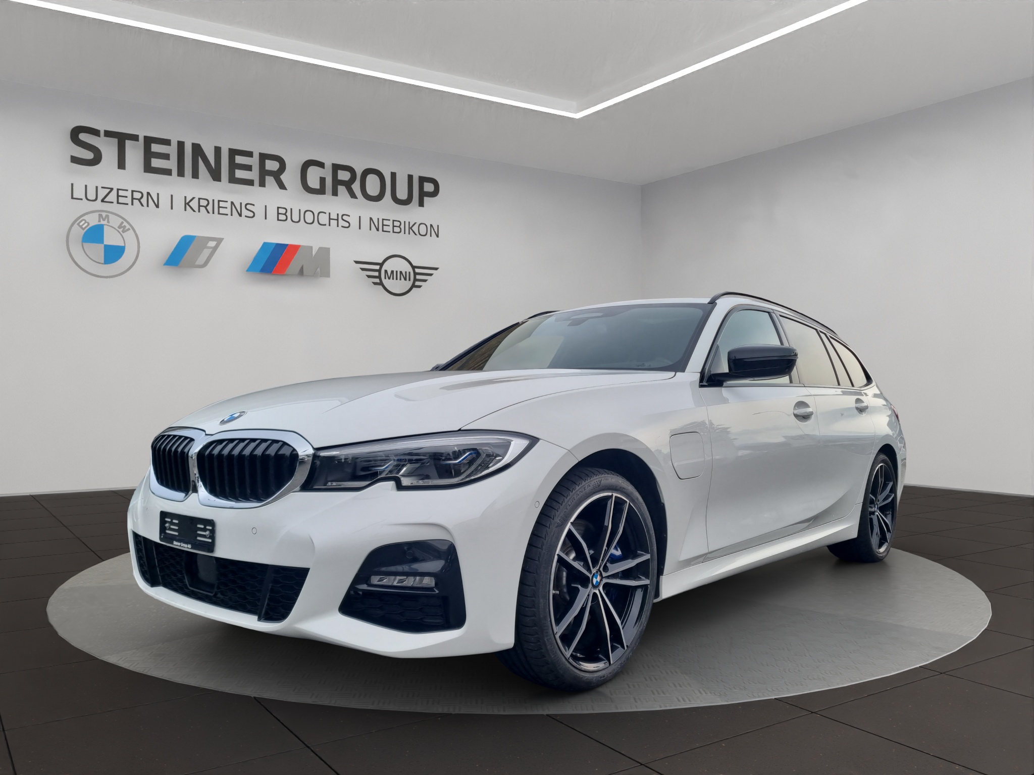 BMW 330e x DriveTouring M Sport Steptronic