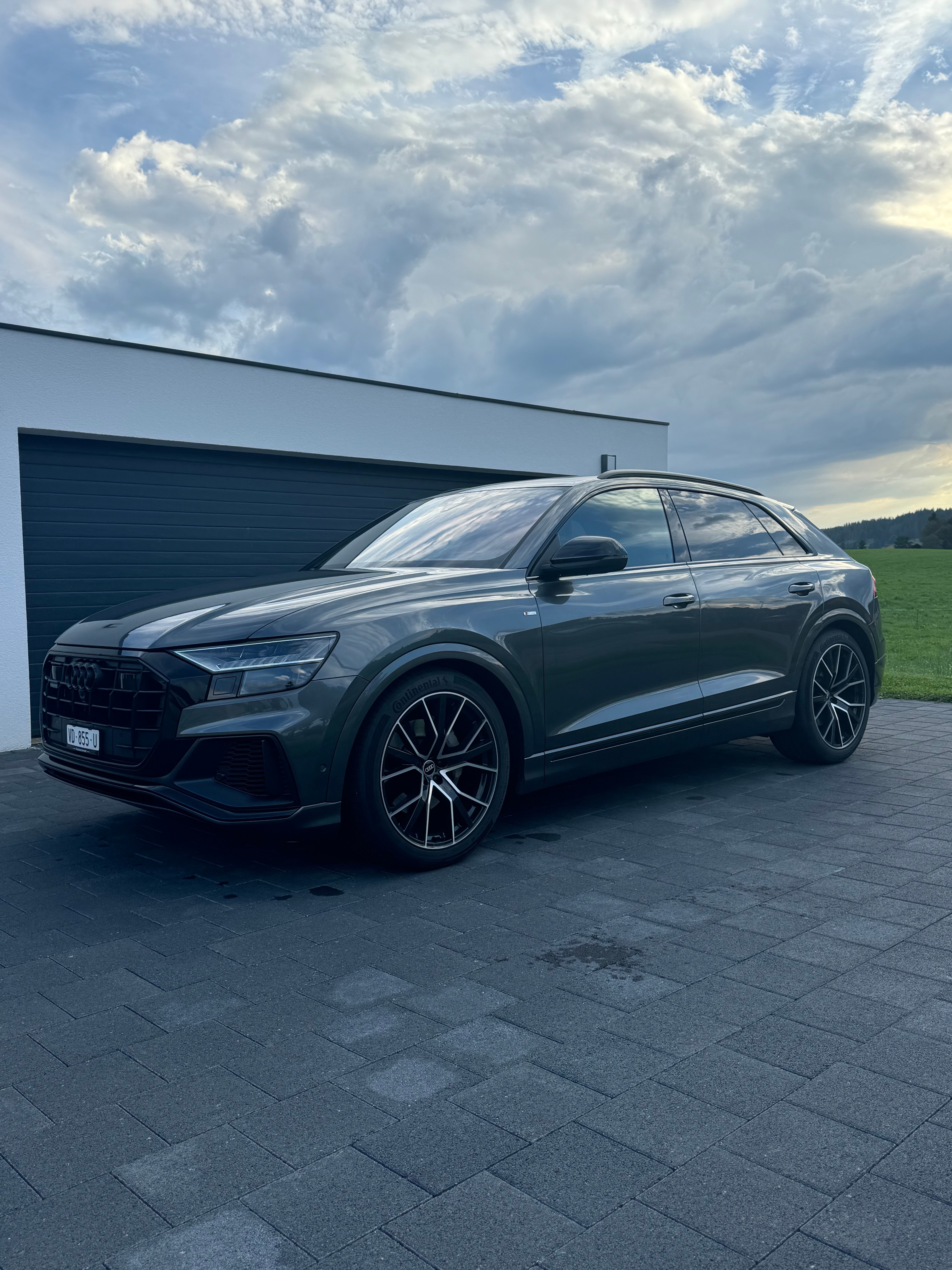 AUDI Q8 55 TFSI Black Edition quattro tiptronic