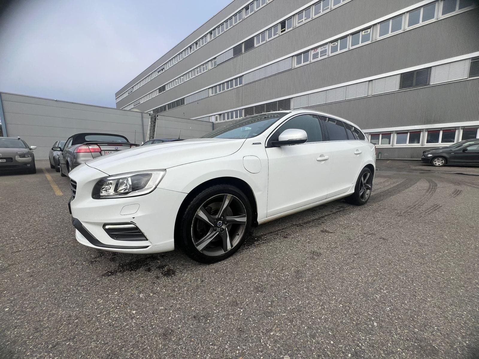 VOLVO V60 D6 AWD Plug-in Hybrid Momentum R-Design