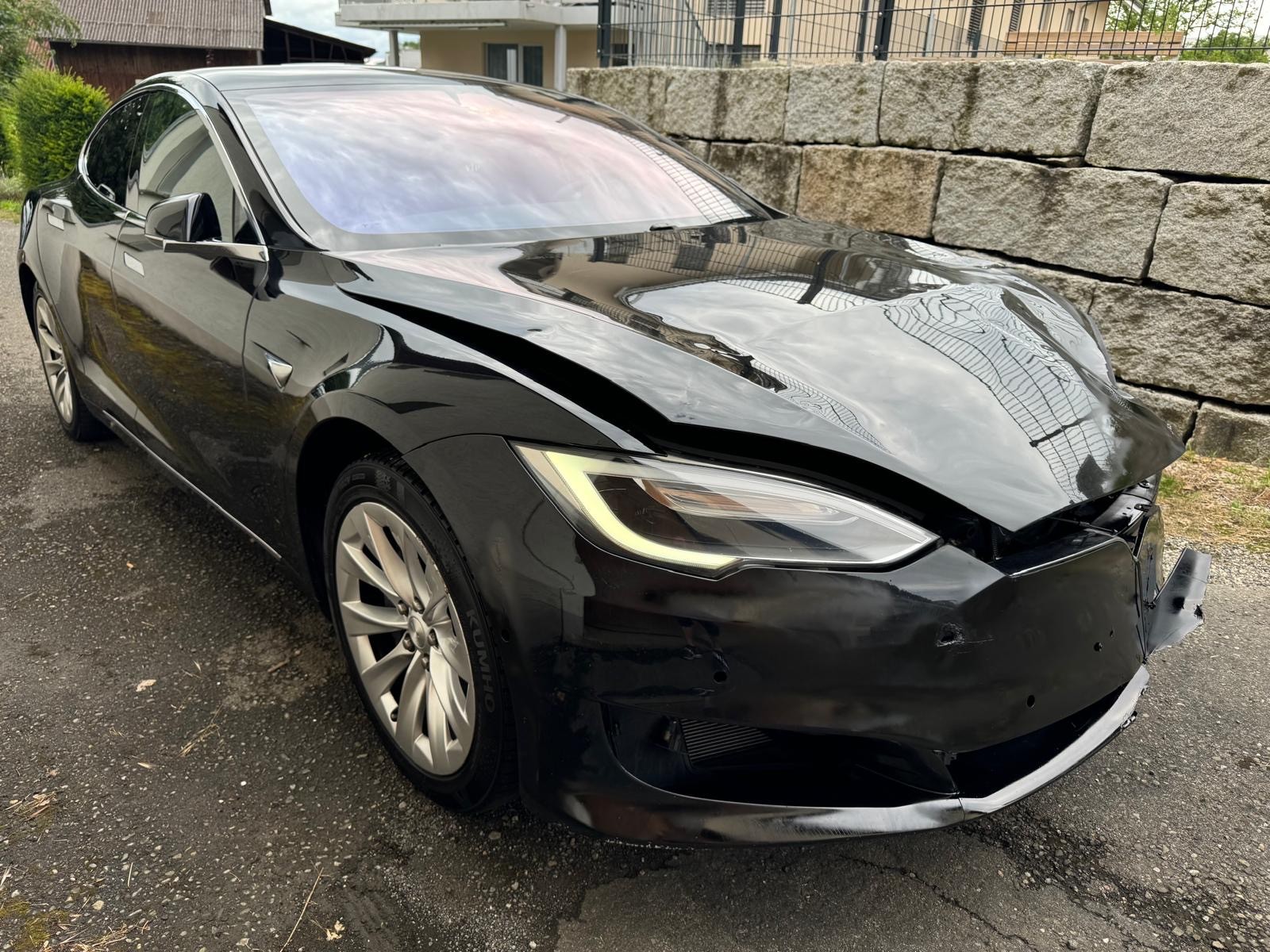 TESLA Model S 75