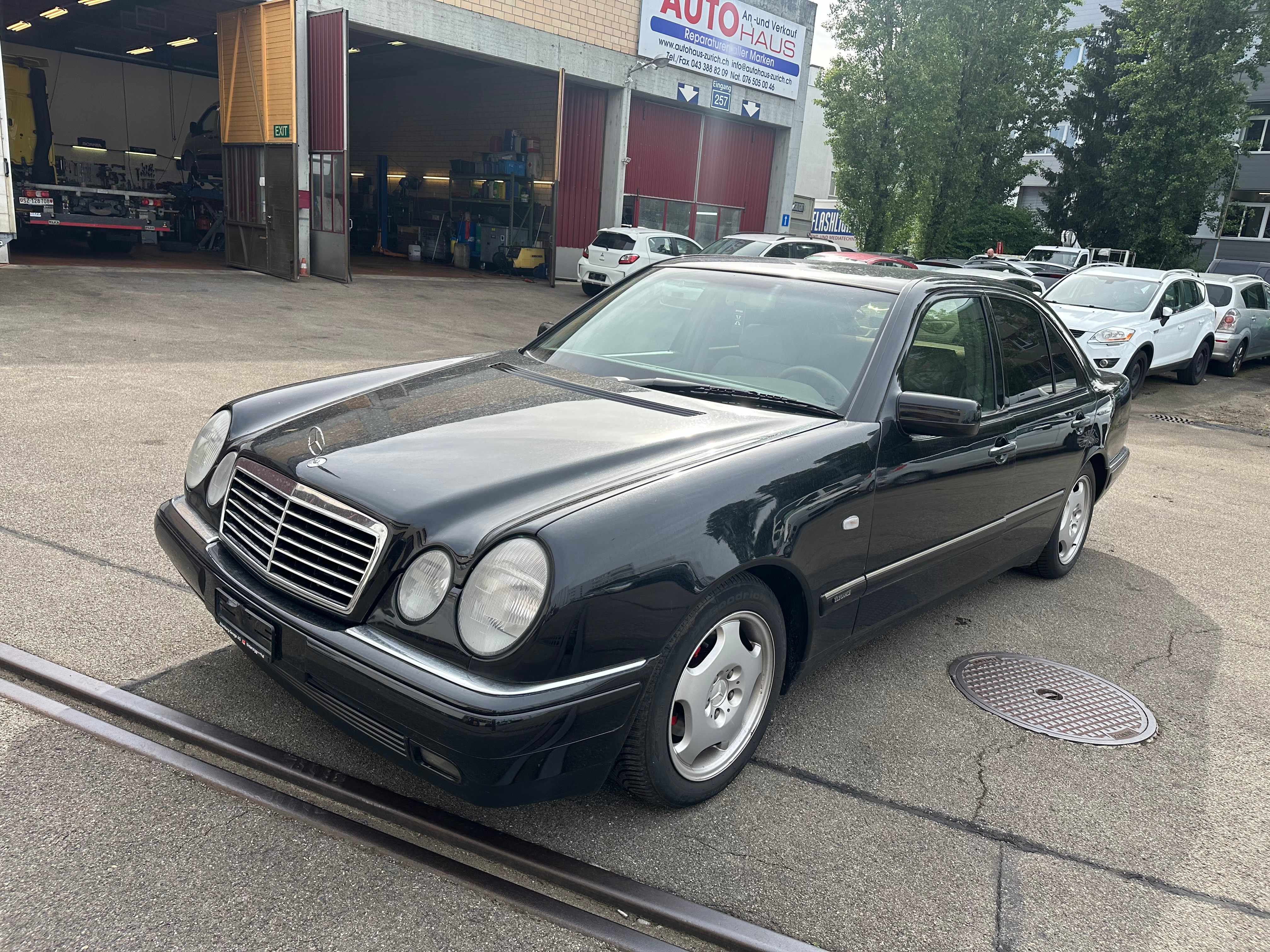 MERCEDES-BENZ E 220 D Elégance