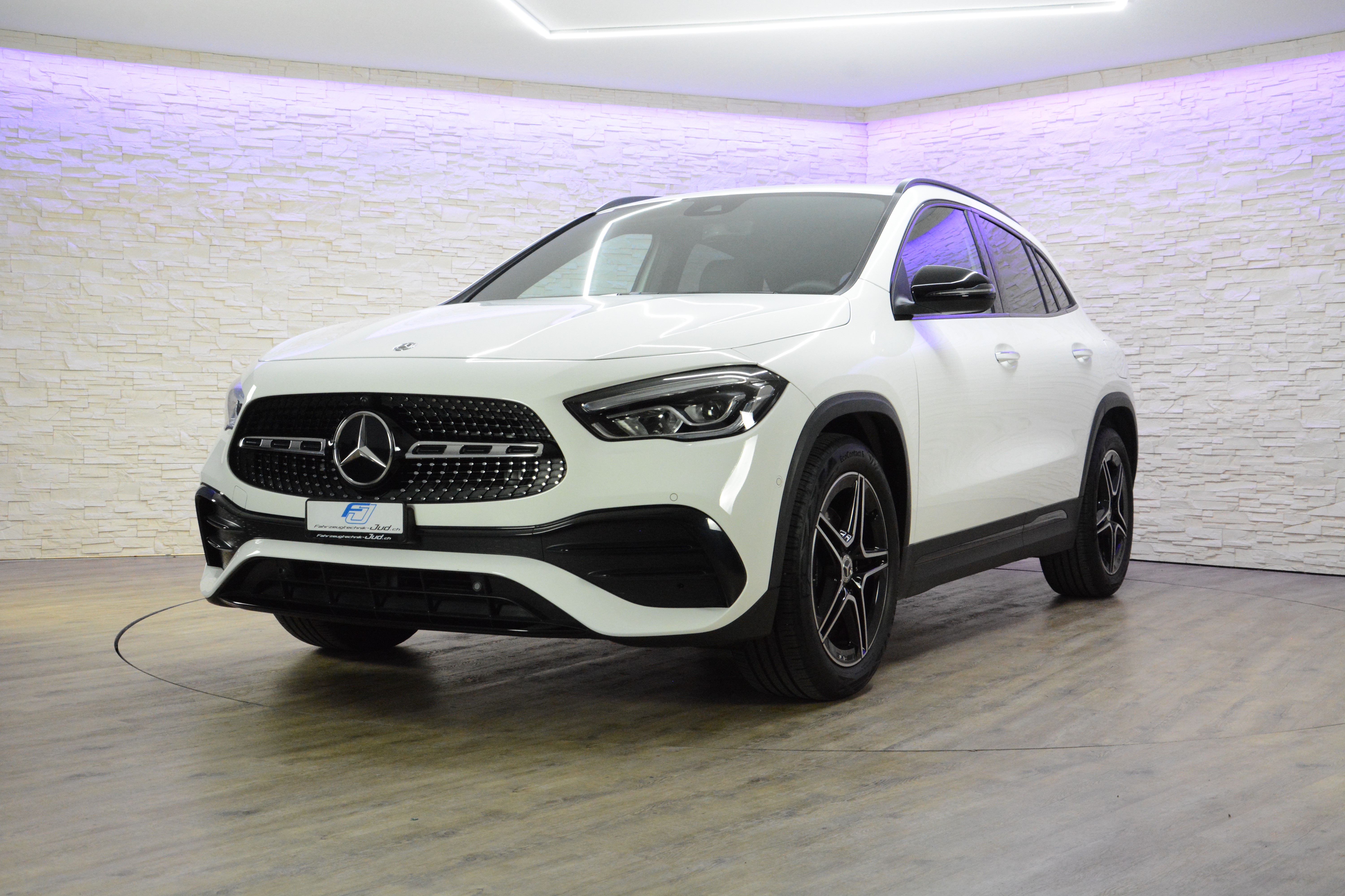 MERCEDES-BENZ GLA 200 AMG Line