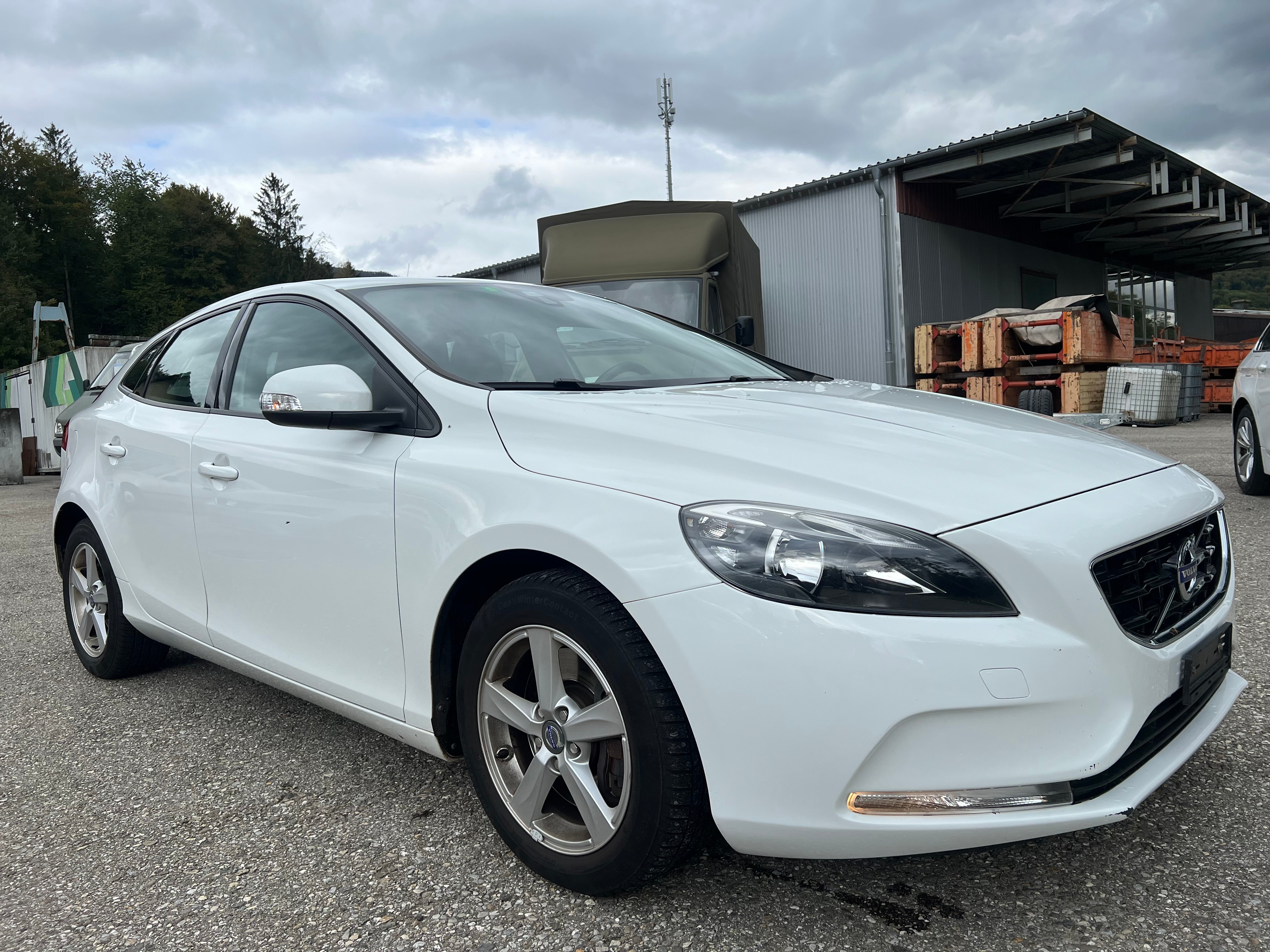 VOLVO V40 D3 Momentum Geartronic **AB MFK**