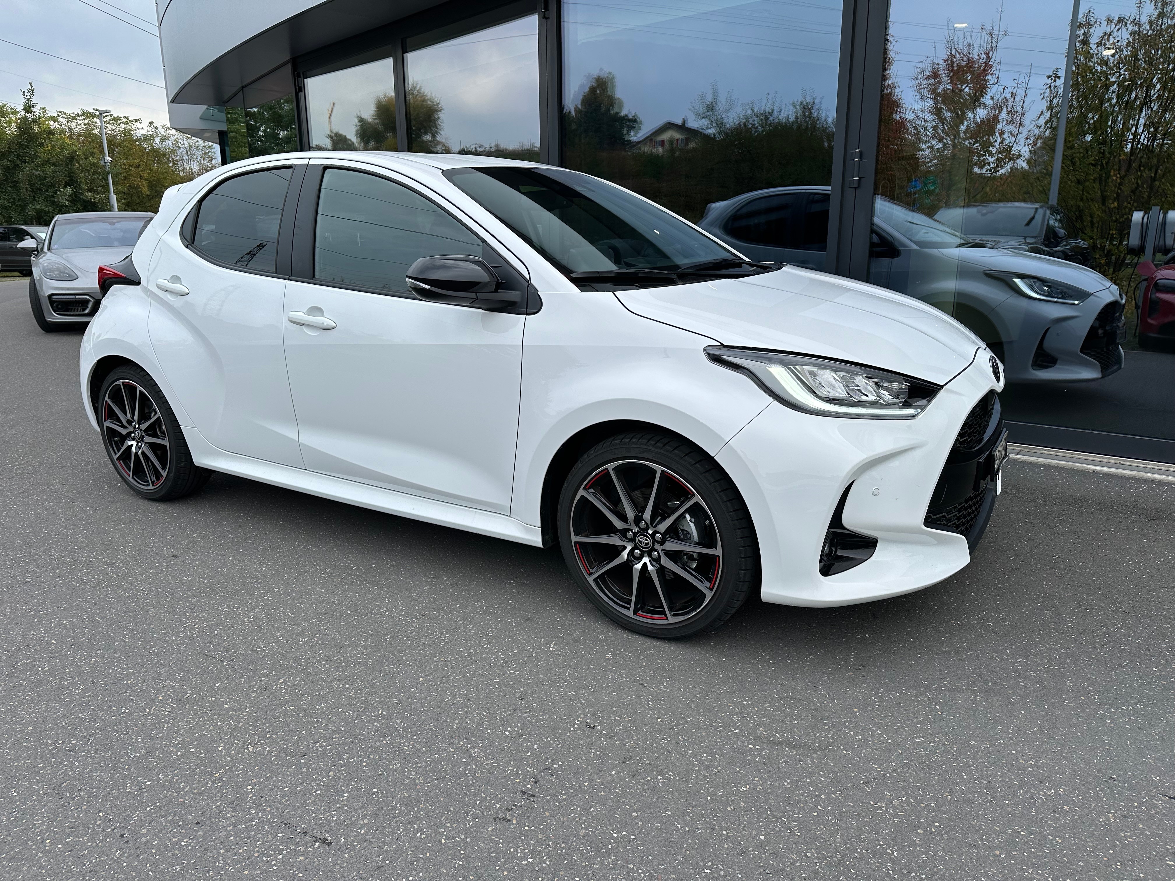 TOYOTA Yaris 1.5 GR Sport e-CVT Automatik Navi Garantie 10 Jahre oder 185`000 Km