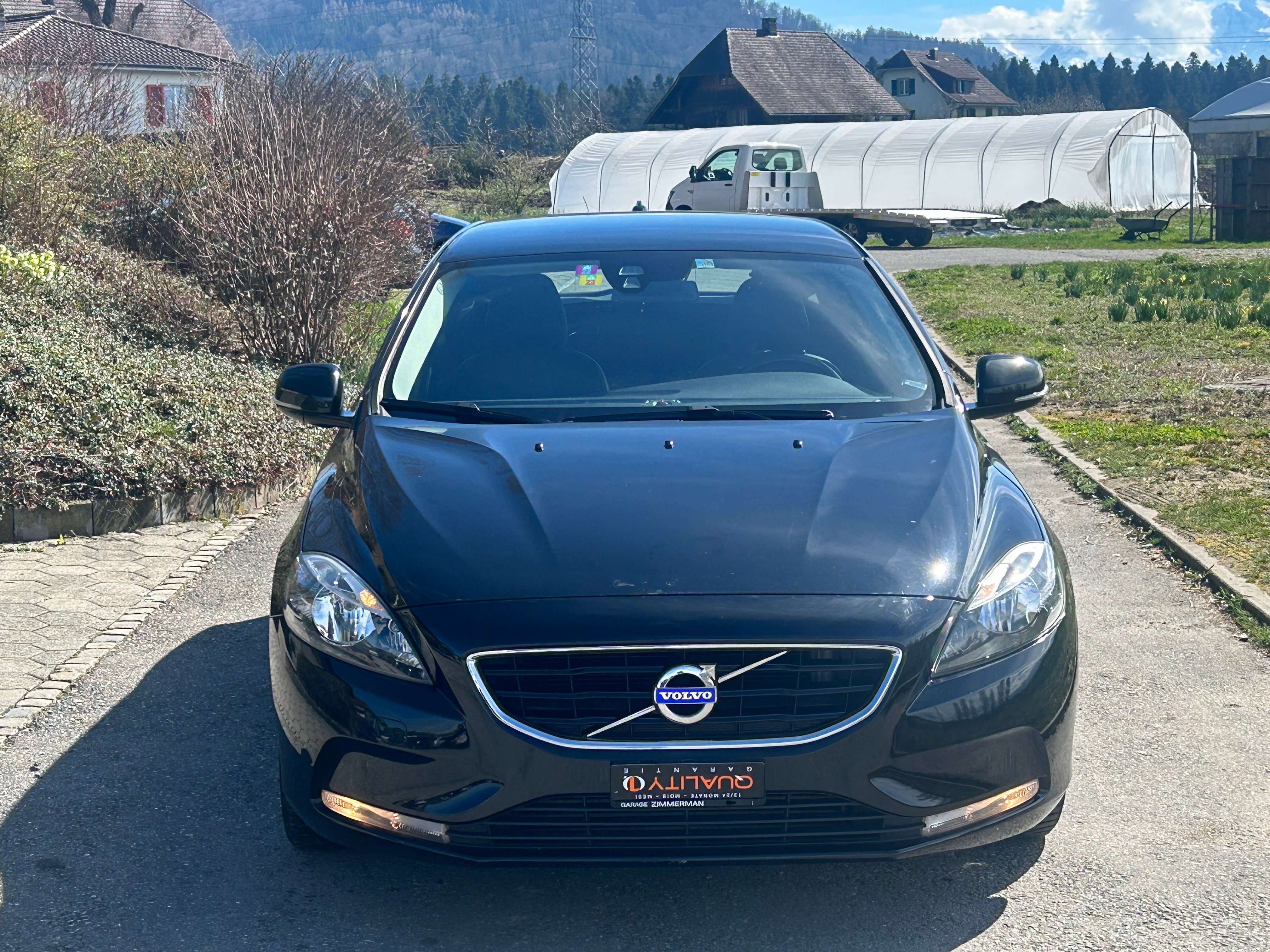 VOLVO V40 D2 Momentum R-Design