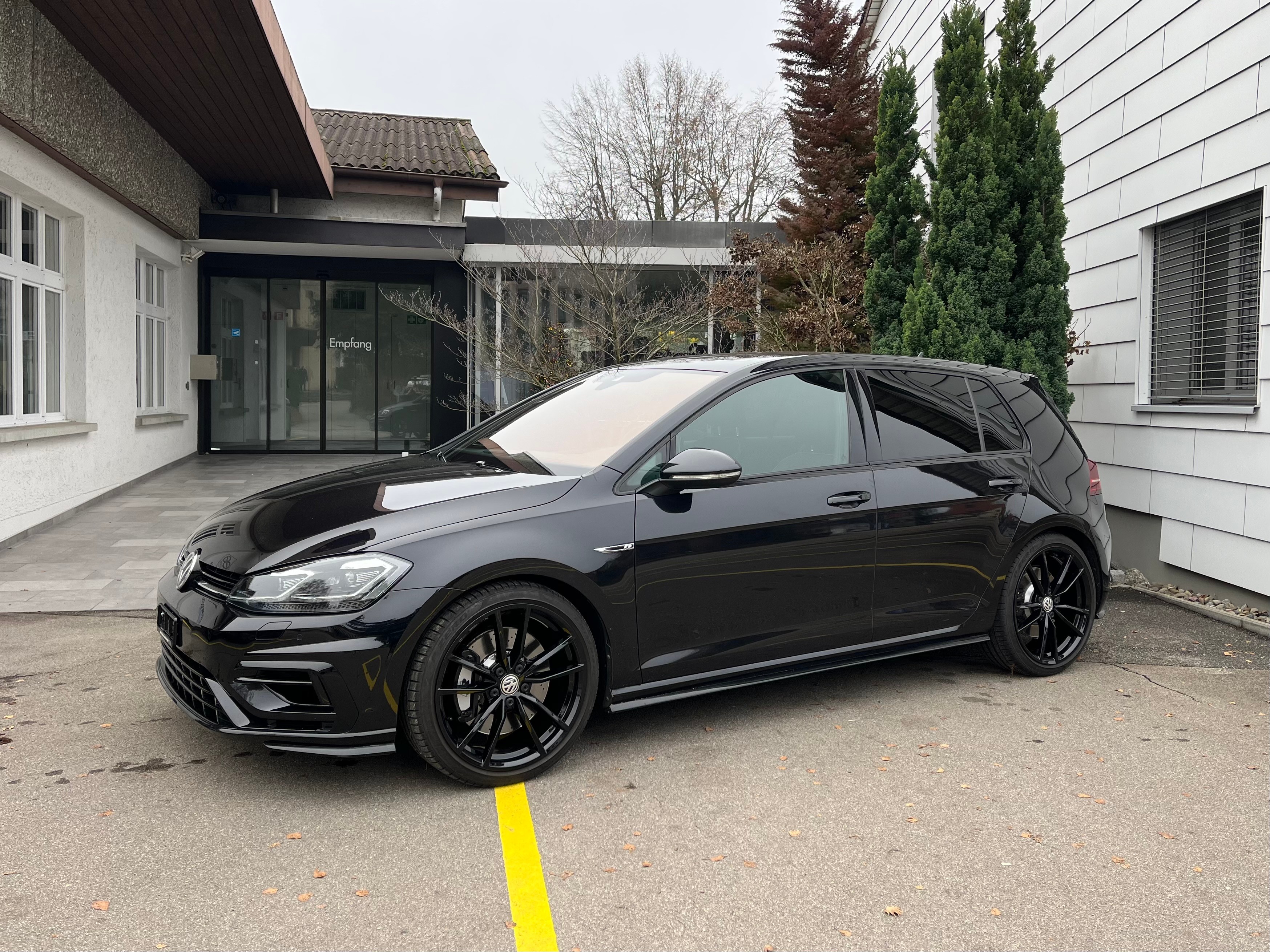 VW Golf 2.0 TSI R 4Motion DSG Akrapovic ALLBLACK *Traum-Zustand*Vollausstattung*Garantie*