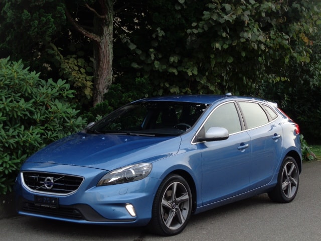 VOLVO V40 T3 Momentum R-Design