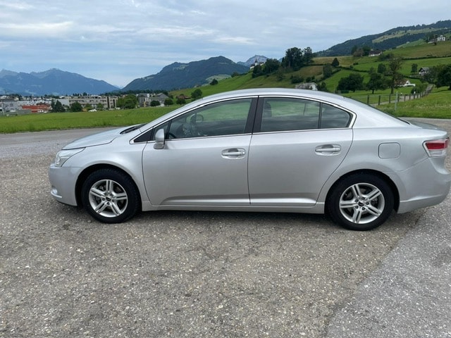 TOYOTA Avensis 2.0 Linea Luna Multidrive