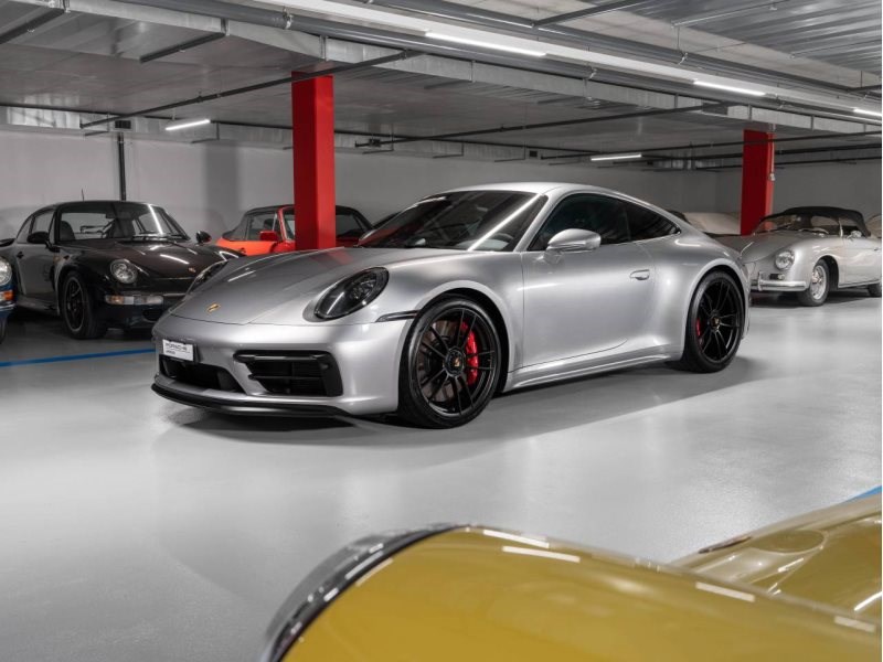 PORSCHE 911 Carrera 4 GTS