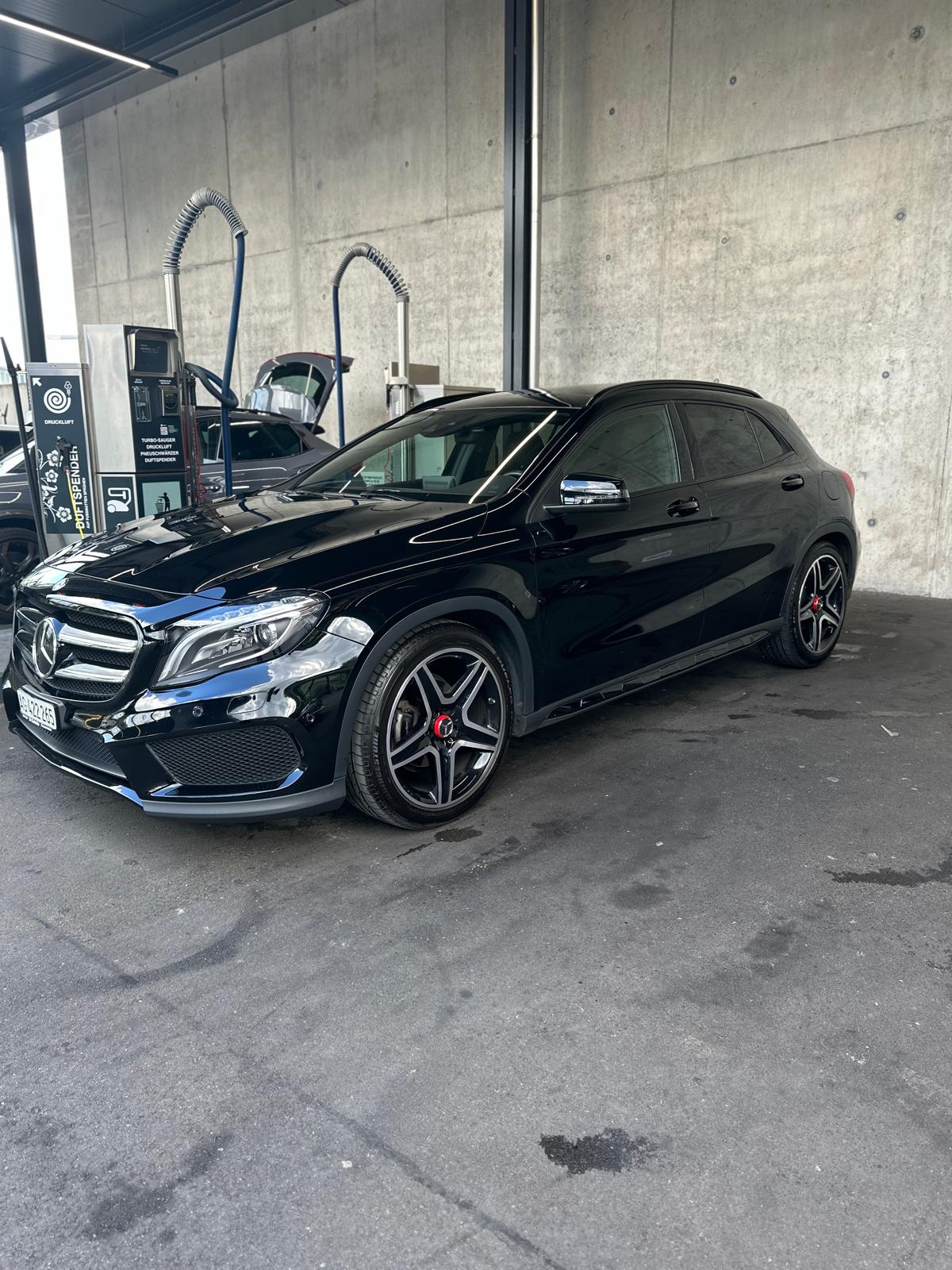 MERCEDES-BENZ GLA 200 AMG Line 7G-DCT