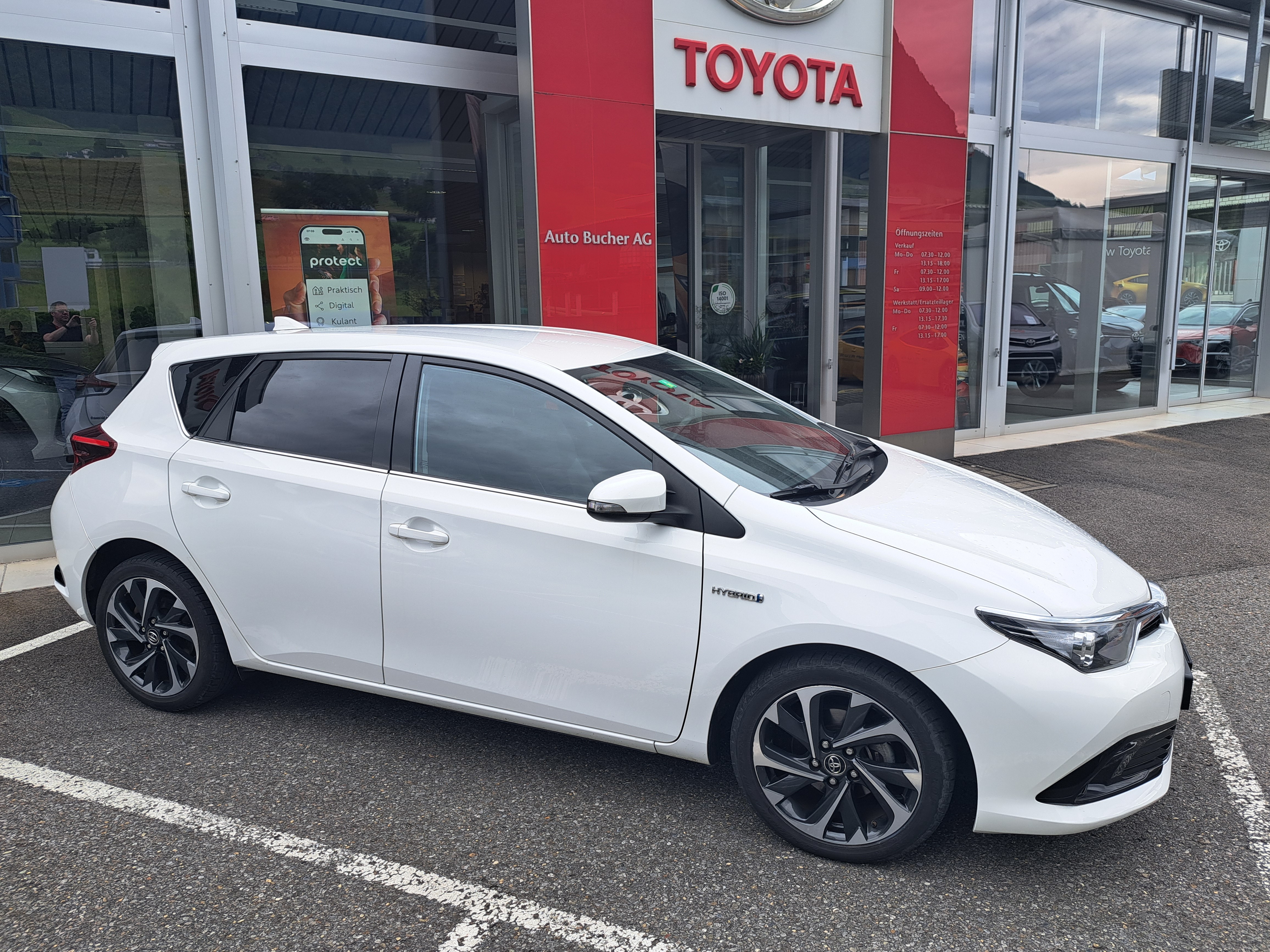 TOYOTA Auris 1.8 HSD Trend e-CVT