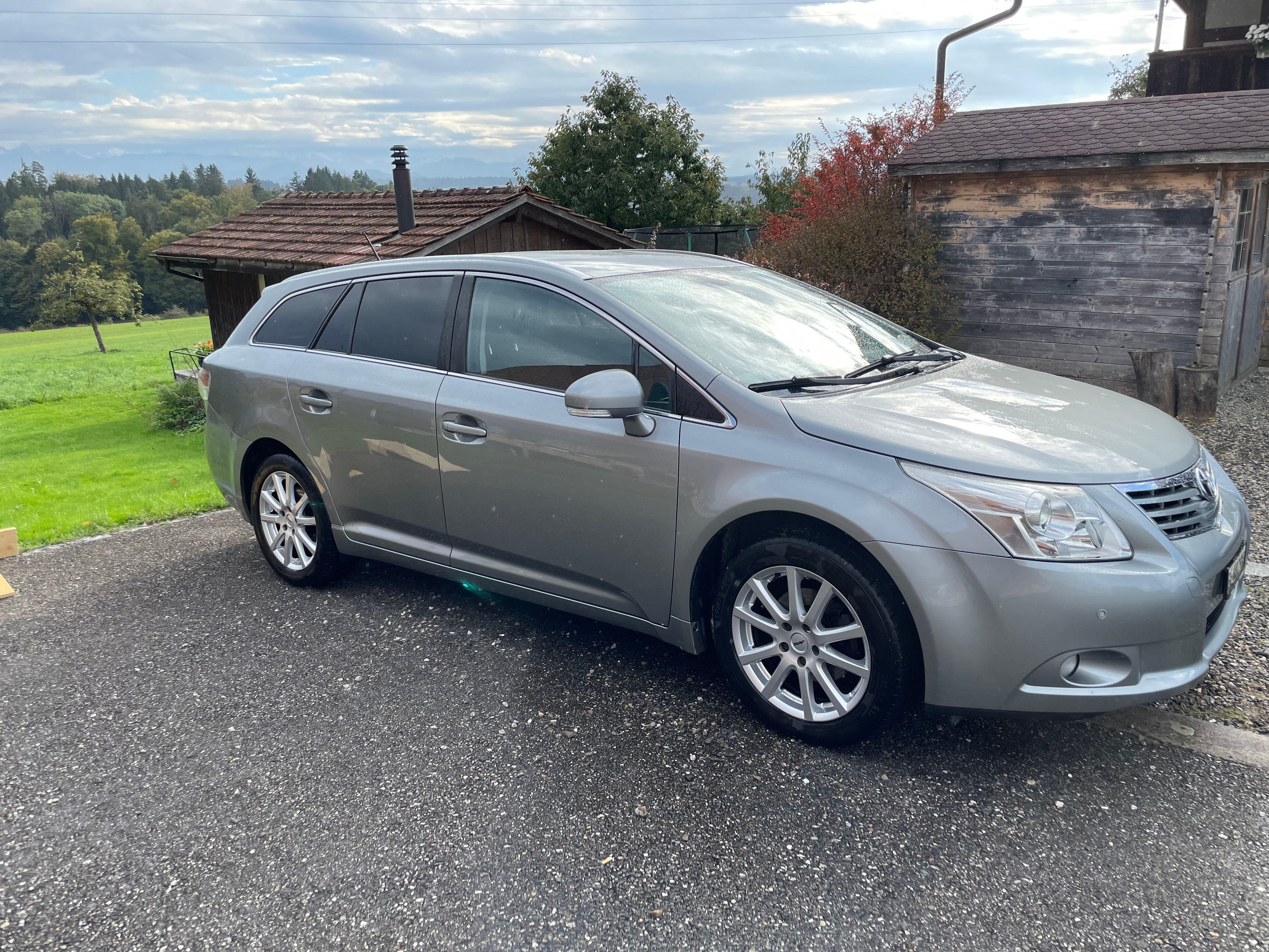 TOYOTA Avensis SW 2.0 Linea Luna Multidrive